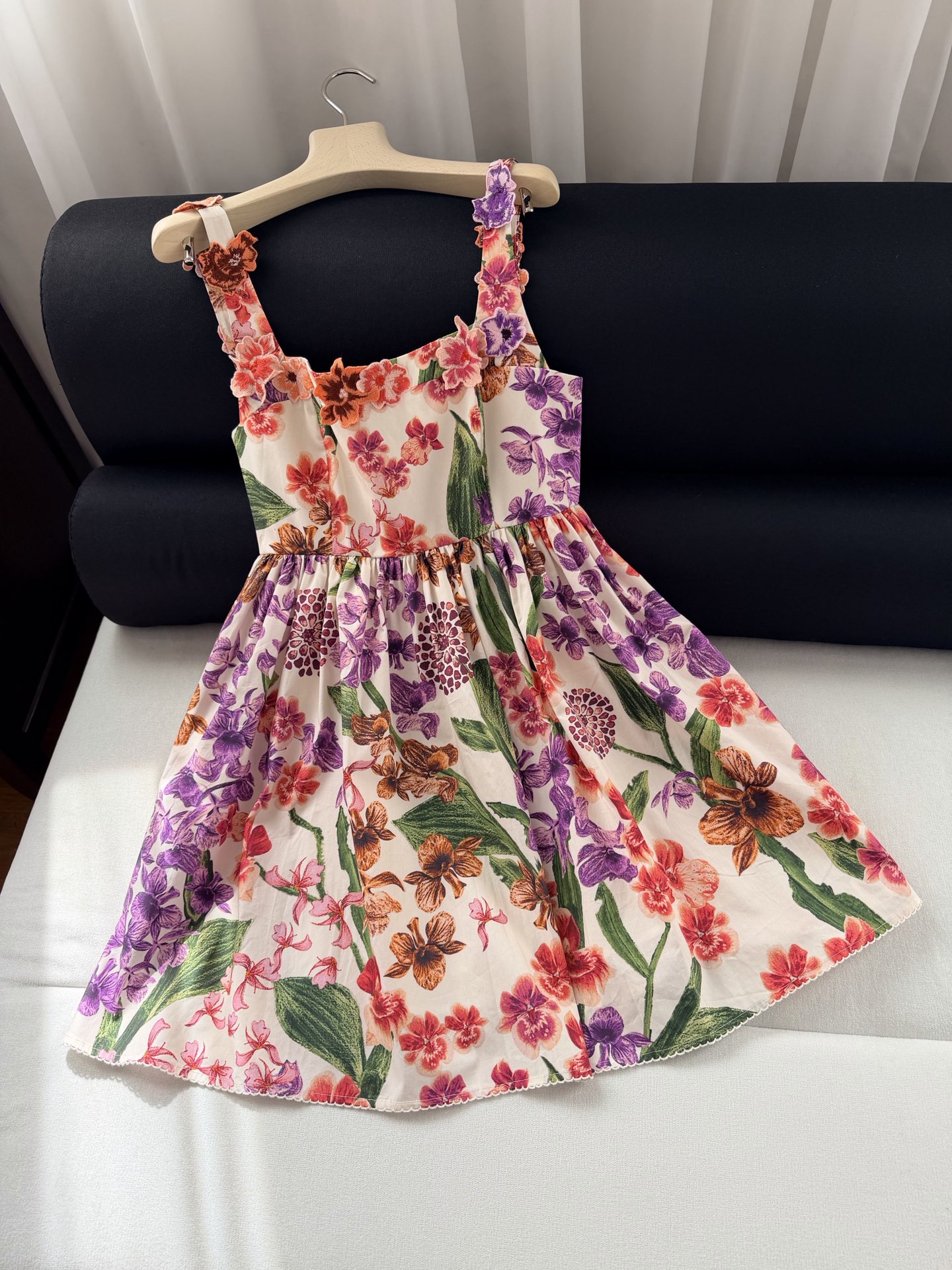 现货‼️‼️/花朵簇连衣裙✨Agua ✘ 2026💐绝美艺术品，饰有栩栩如生的刺绣贴花，方领设计、隐形背