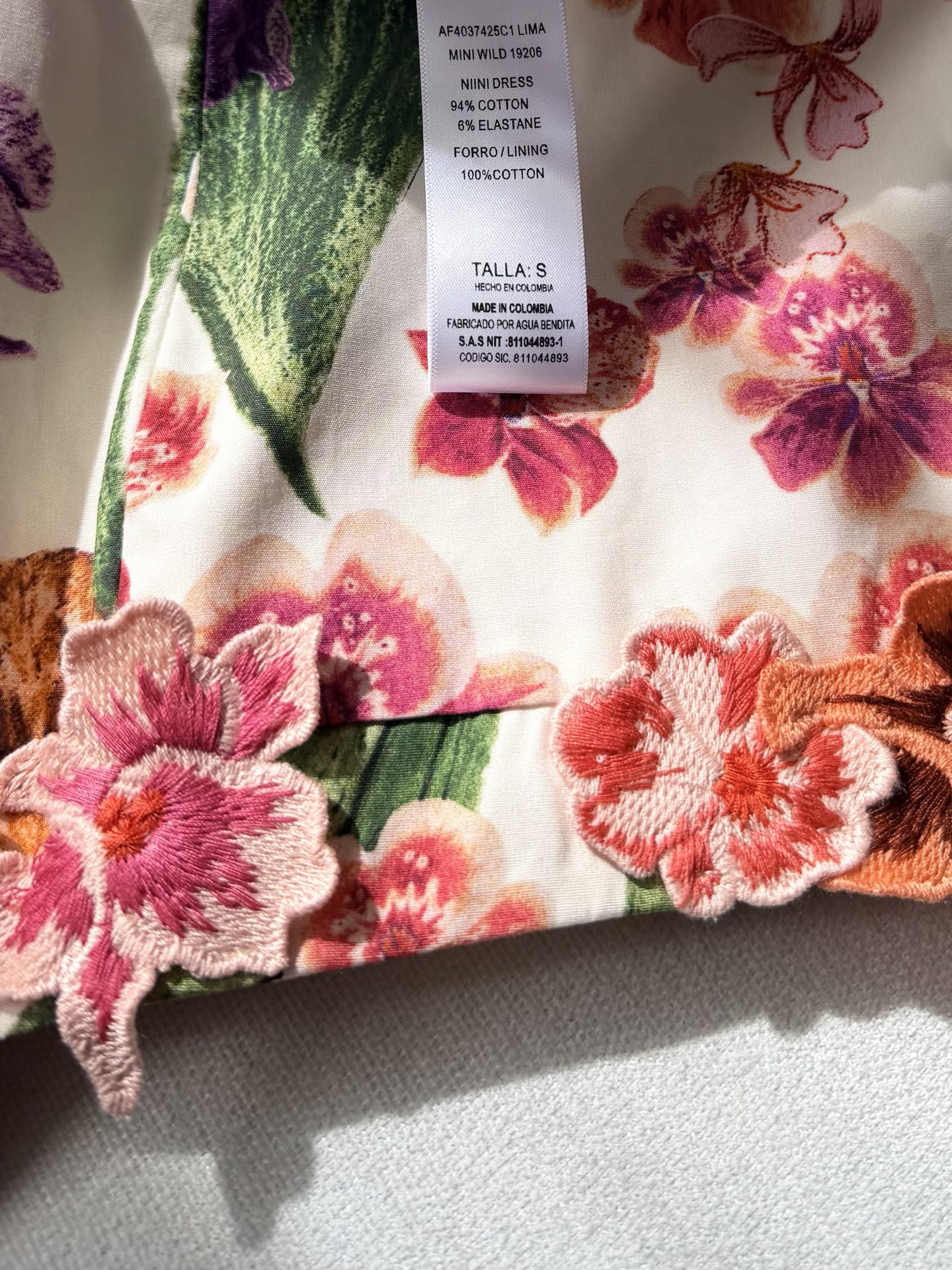 现货‼️‼️/花朵簇连衣裙✨Agua ✘ 2026💐绝美艺术品，饰有栩栩如生的刺绣贴花，方领设计、隐形背