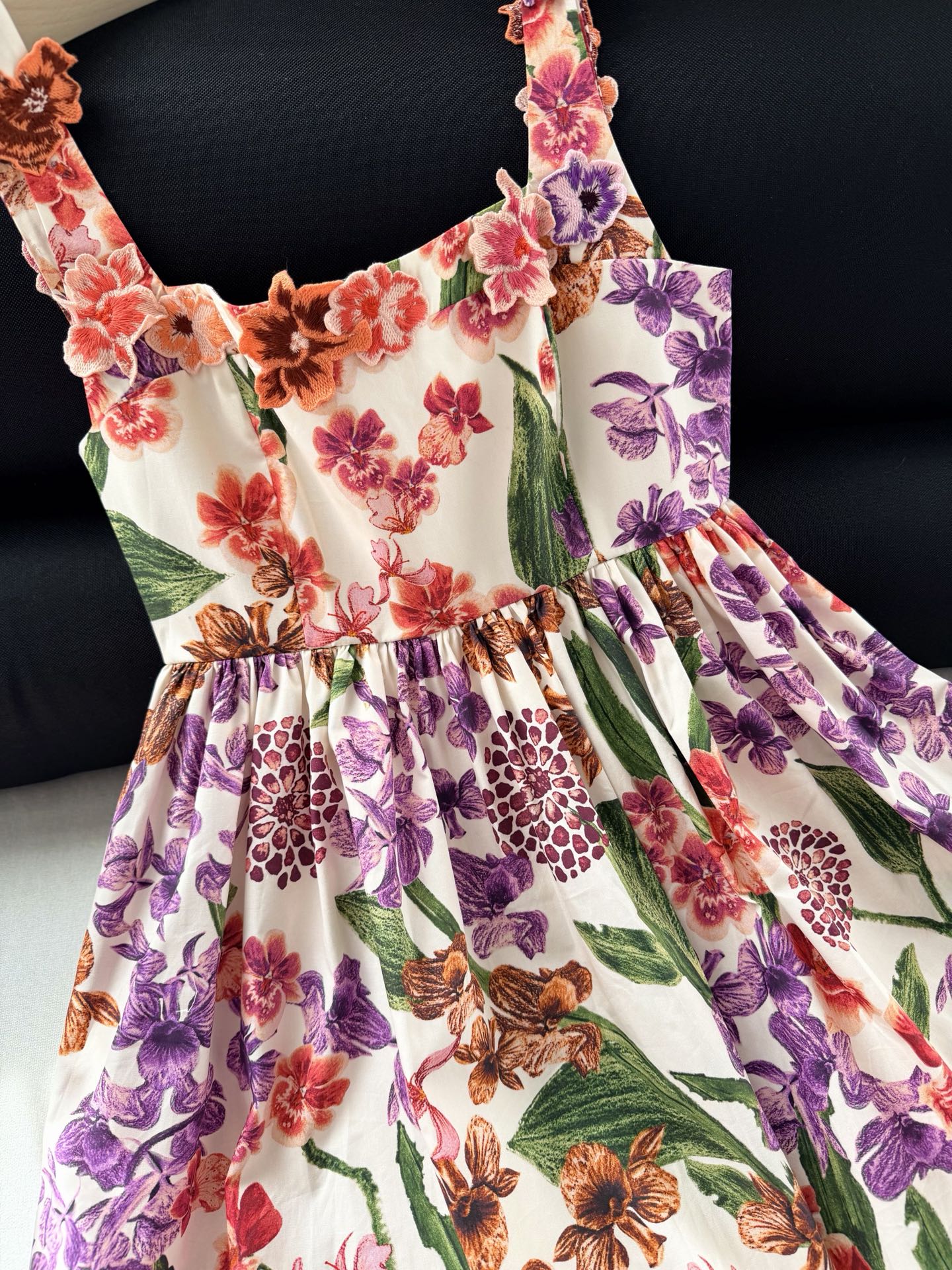 现货‼️‼️/花朵簇连衣裙✨Agua ✘ 2026💐绝美艺术品，饰有栩栩如生的刺绣贴花，方领设计、隐形背