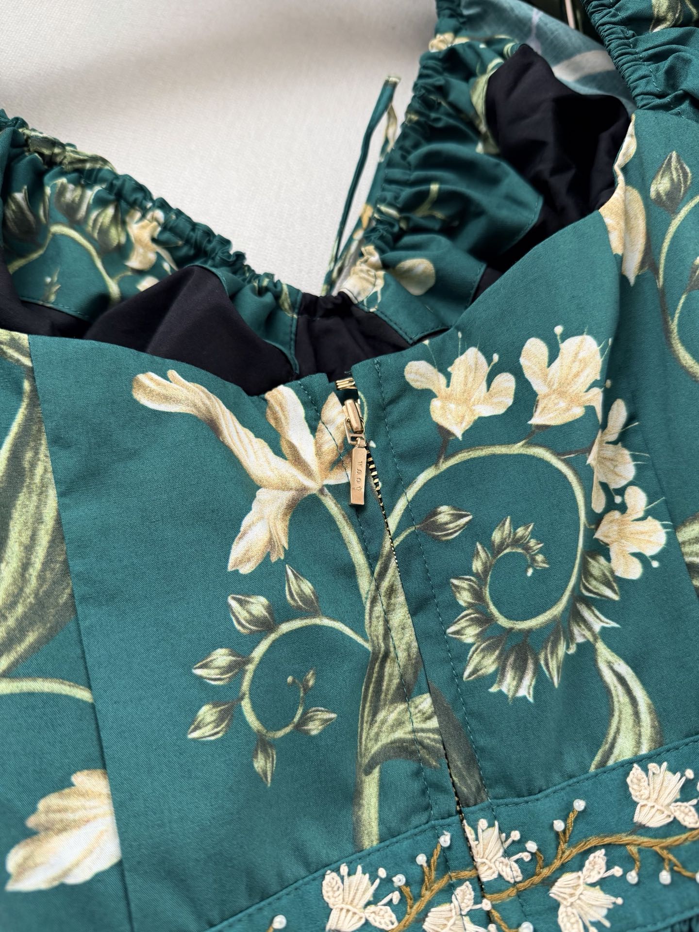 现货‼️‼️🛒款号0/手作花蕊串珠连衣裙✨Agua by Agua Bendita把手工细节做到极致，有