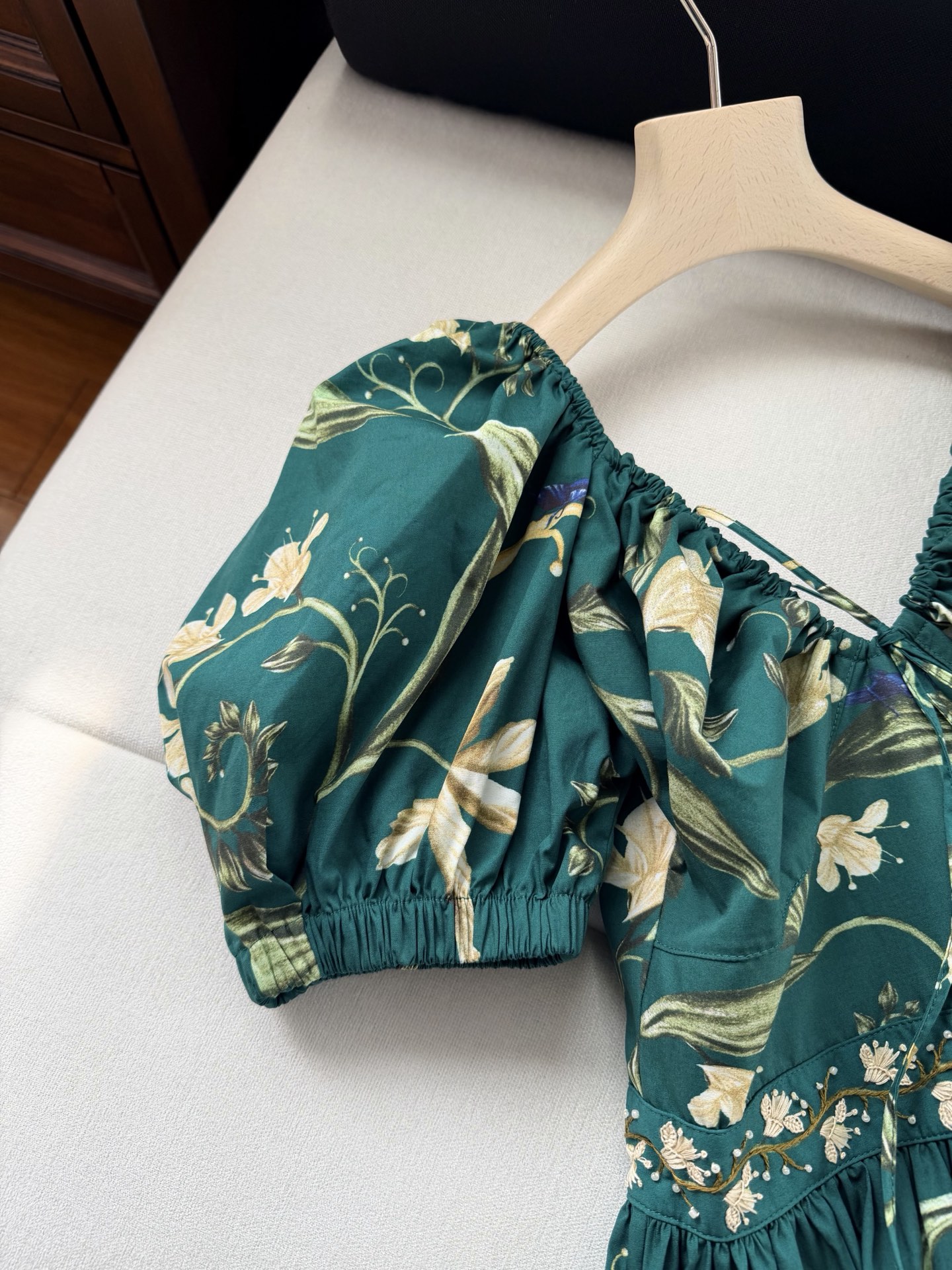 现货‼️‼️🛒款号0/手作花蕊串珠连衣裙✨Agua by Agua Bendita把手工细节做到极致，有