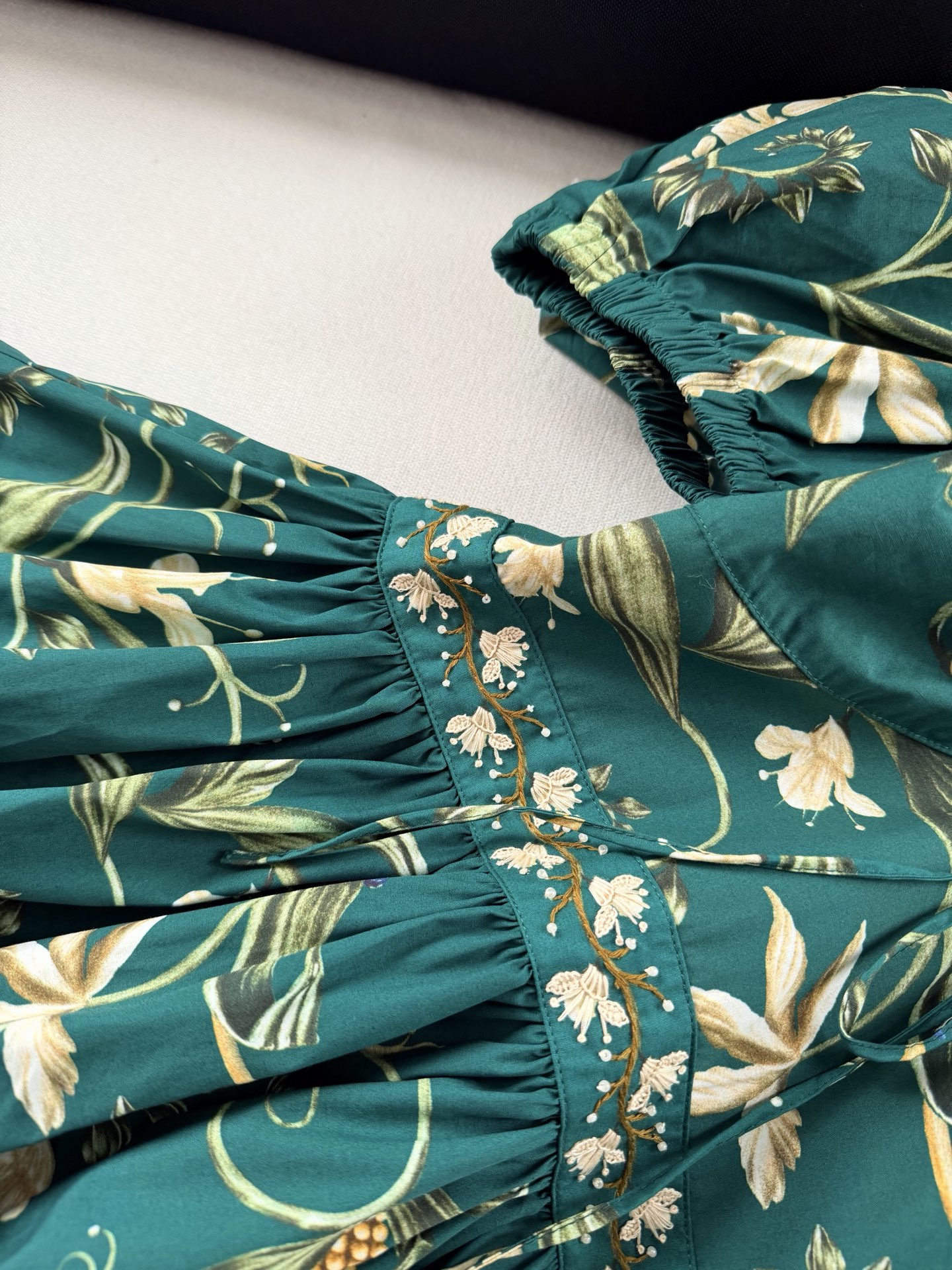 现货‼️‼️🛒款号0/手作花蕊串珠连衣裙✨Agua by Agua Bendita把手工细节做到极致，有