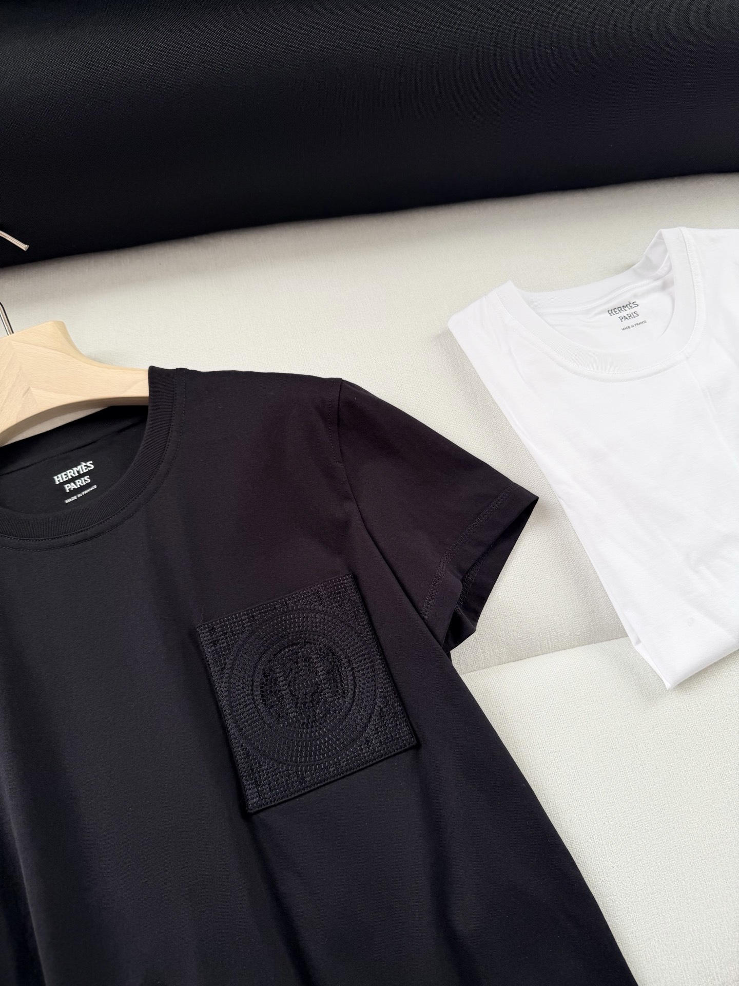 现货‼️‼️🛒款号L2/口袋刺绣t恤✨黑白两色 100%棉质、螺纹拼接饰边圆领，前袋饰有H Mosaiq