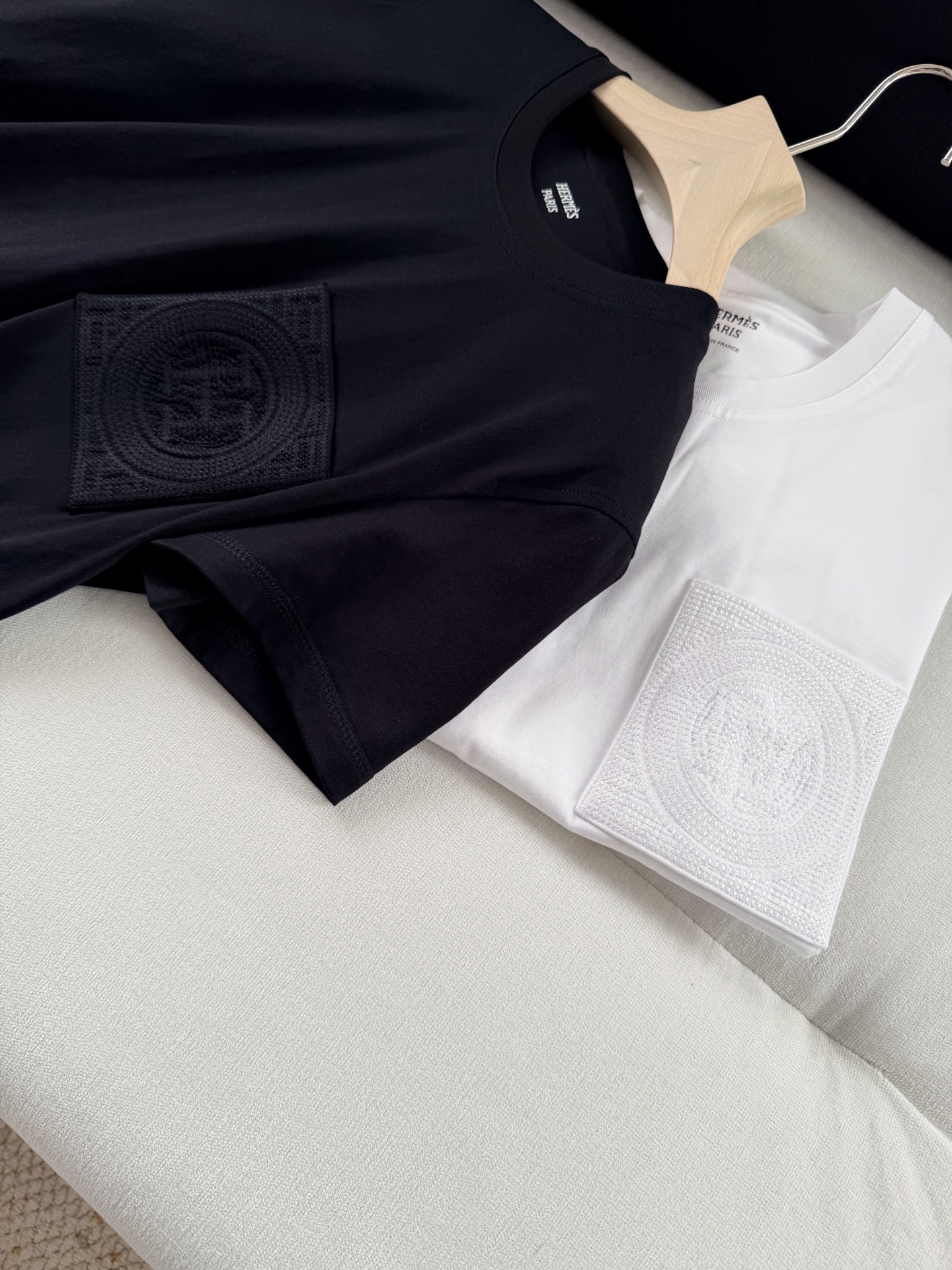 现货‼️‼️🛒款号L2/口袋刺绣t恤✨黑白两色 100%棉质、螺纹拼接饰边圆领，前袋饰有H Mosaiq