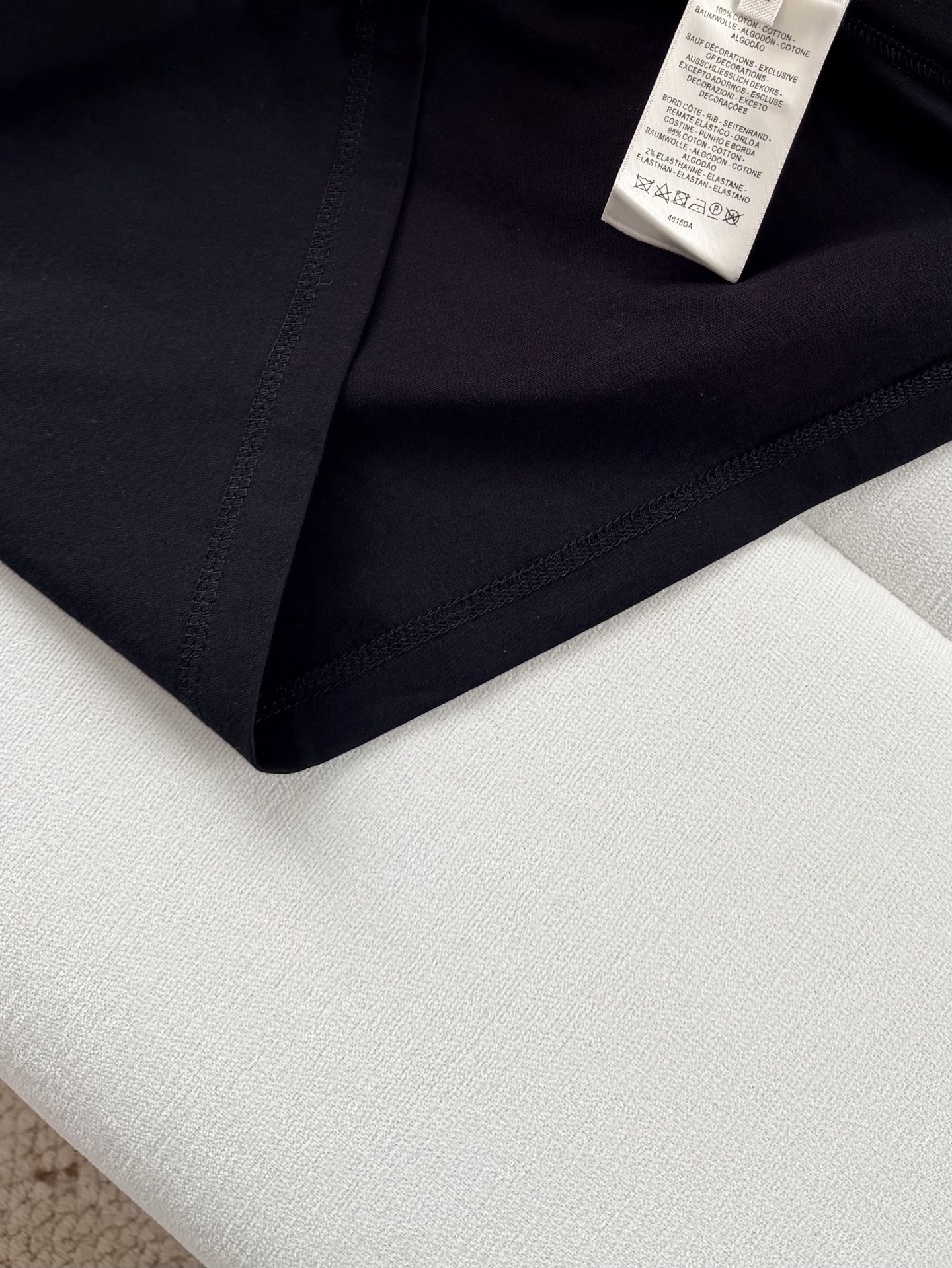 现货‼️‼️🛒款号L2/口袋刺绣t恤✨黑白两色 100%棉质、螺纹拼接饰边圆领，前袋饰有H Mosaiq