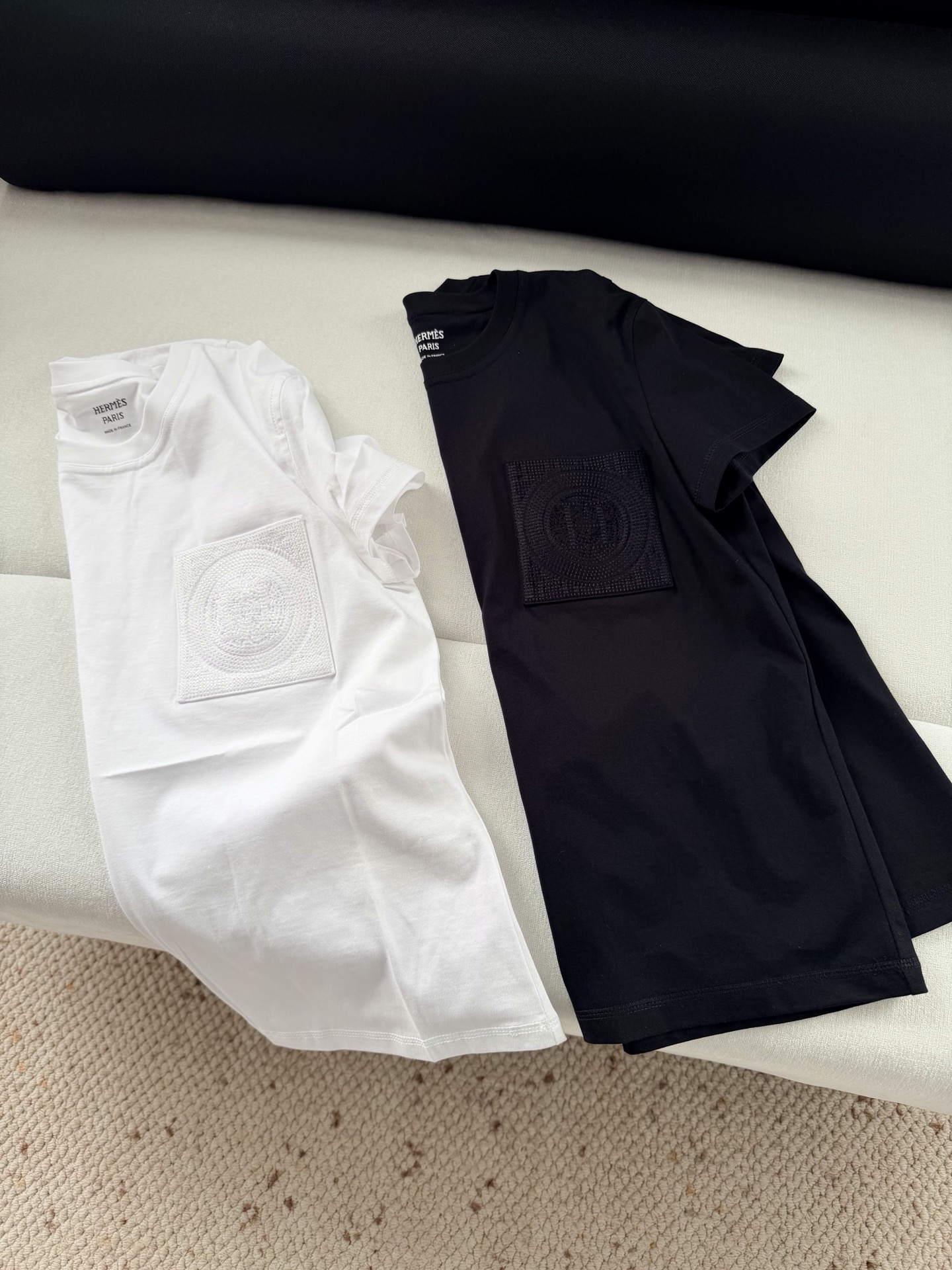 现货‼️‼️🛒款号L2/口袋刺绣t恤✨黑白两色 100%棉质、螺纹拼接饰边圆领，前袋饰有H Mosaiq