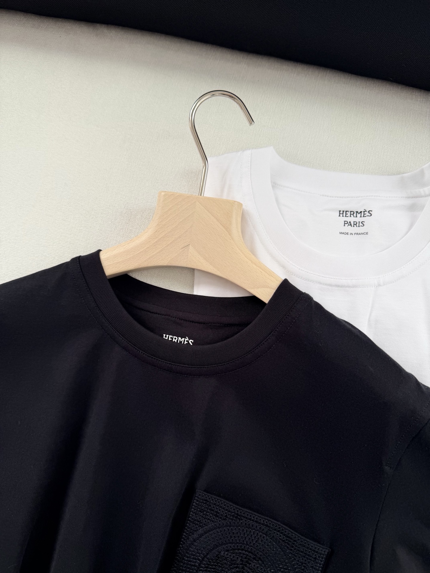 现货‼️‼️🛒款号L2/口袋刺绣t恤✨黑白两色 100%棉质、螺纹拼接饰边圆领，前袋饰有H Mosaiq