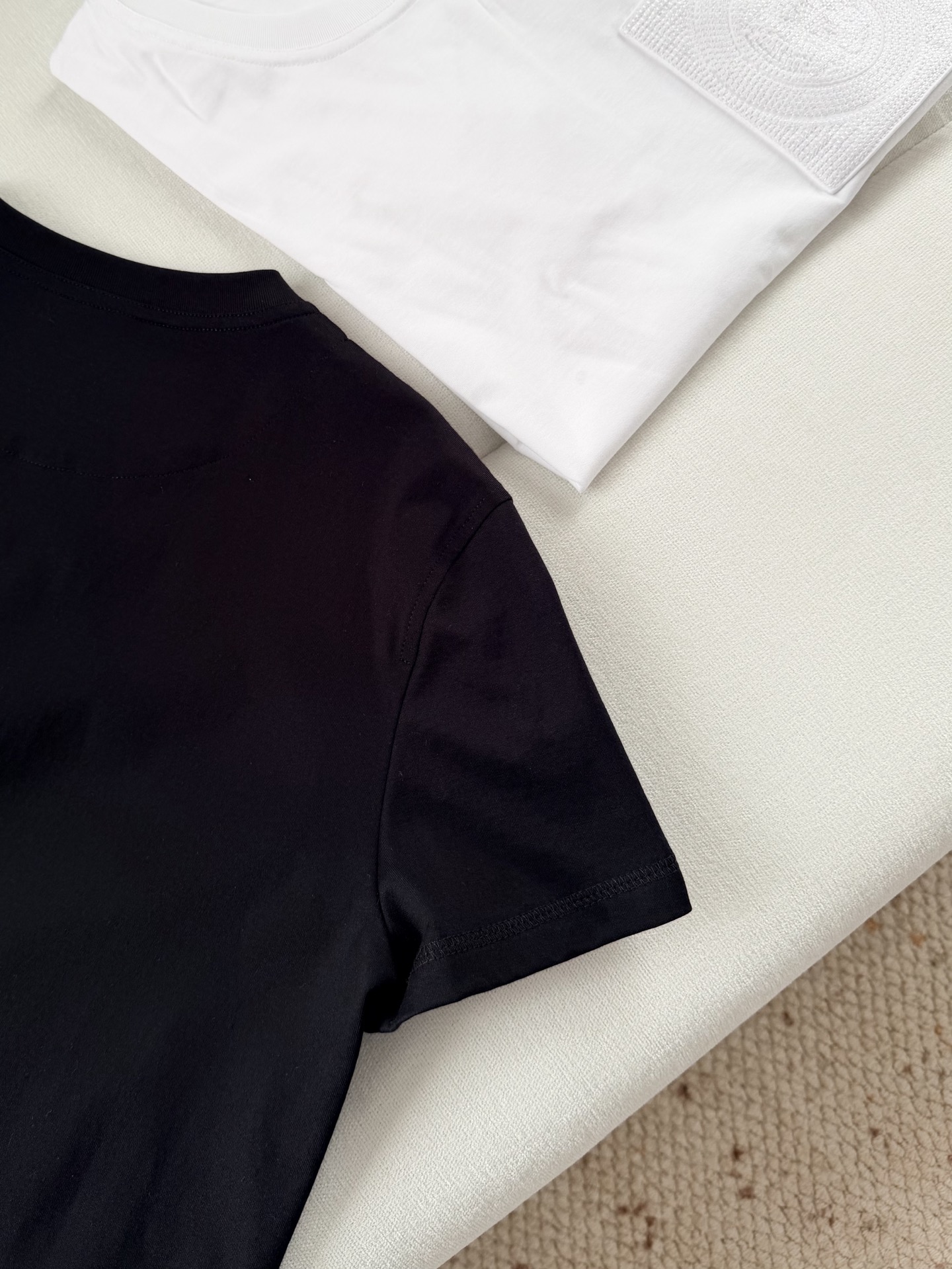 现货‼️‼️🛒款号L2/口袋刺绣t恤✨黑白两色 100%棉质、螺纹拼接饰边圆领，前袋饰有H Mosaiq