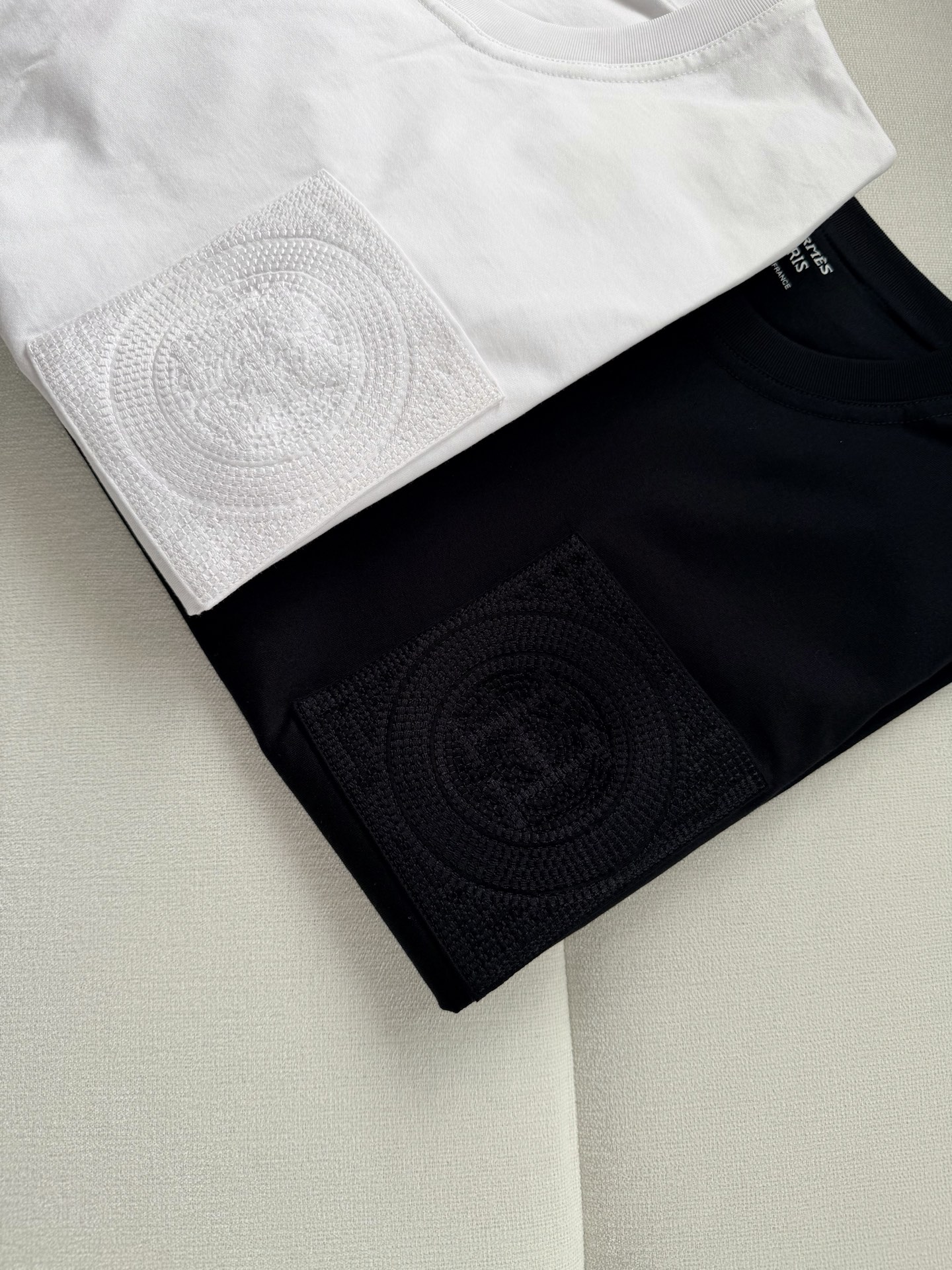 现货‼️‼️🛒款号L2/口袋刺绣t恤✨黑白两色 100%棉质、螺纹拼接饰边圆领，前袋饰有H Mosaiq