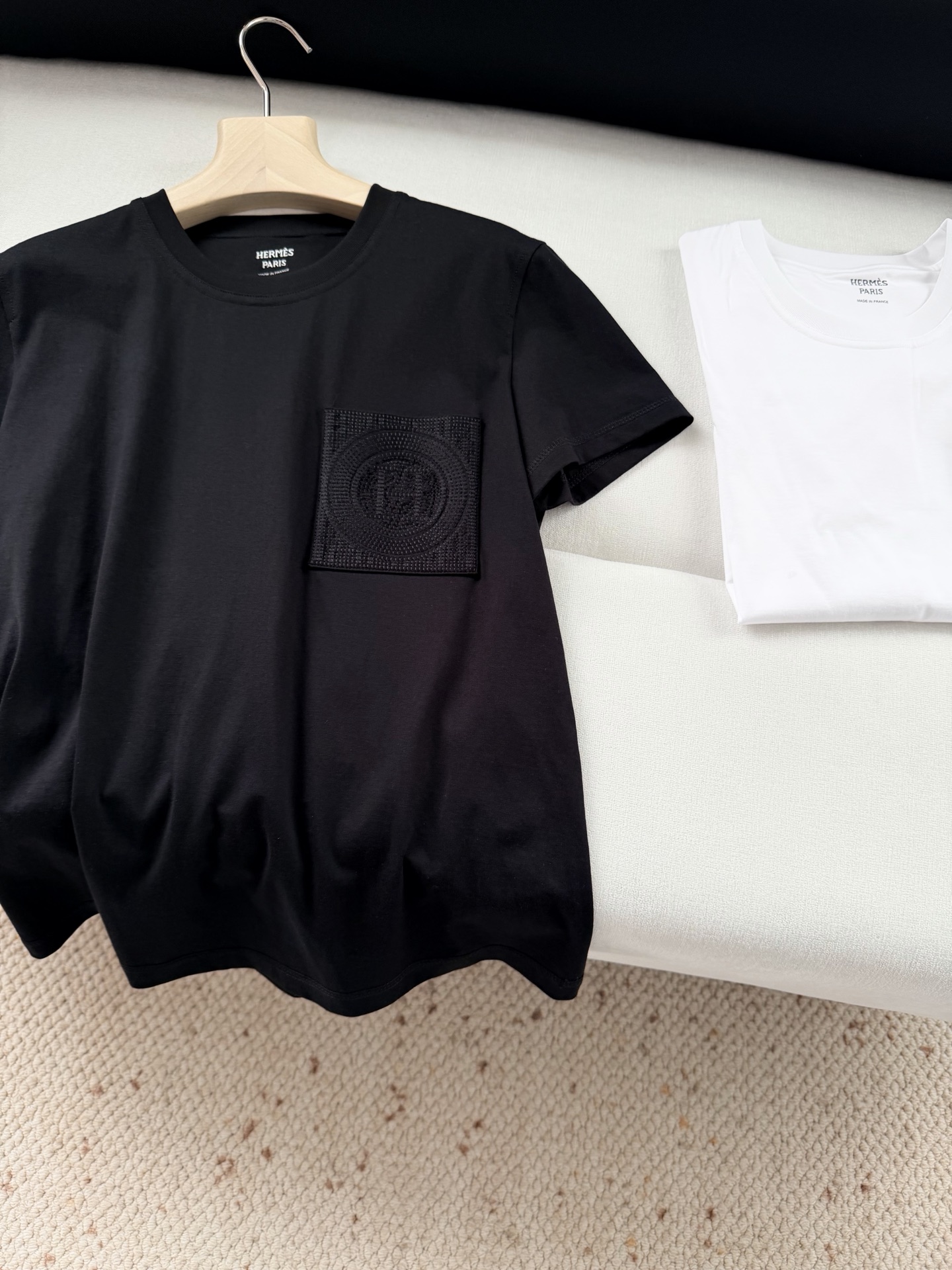 现货‼️‼️🛒款号L2/口袋刺绣t恤✨黑白两色 100%棉质、螺纹拼接饰边圆领，前袋饰有H Mosaiq