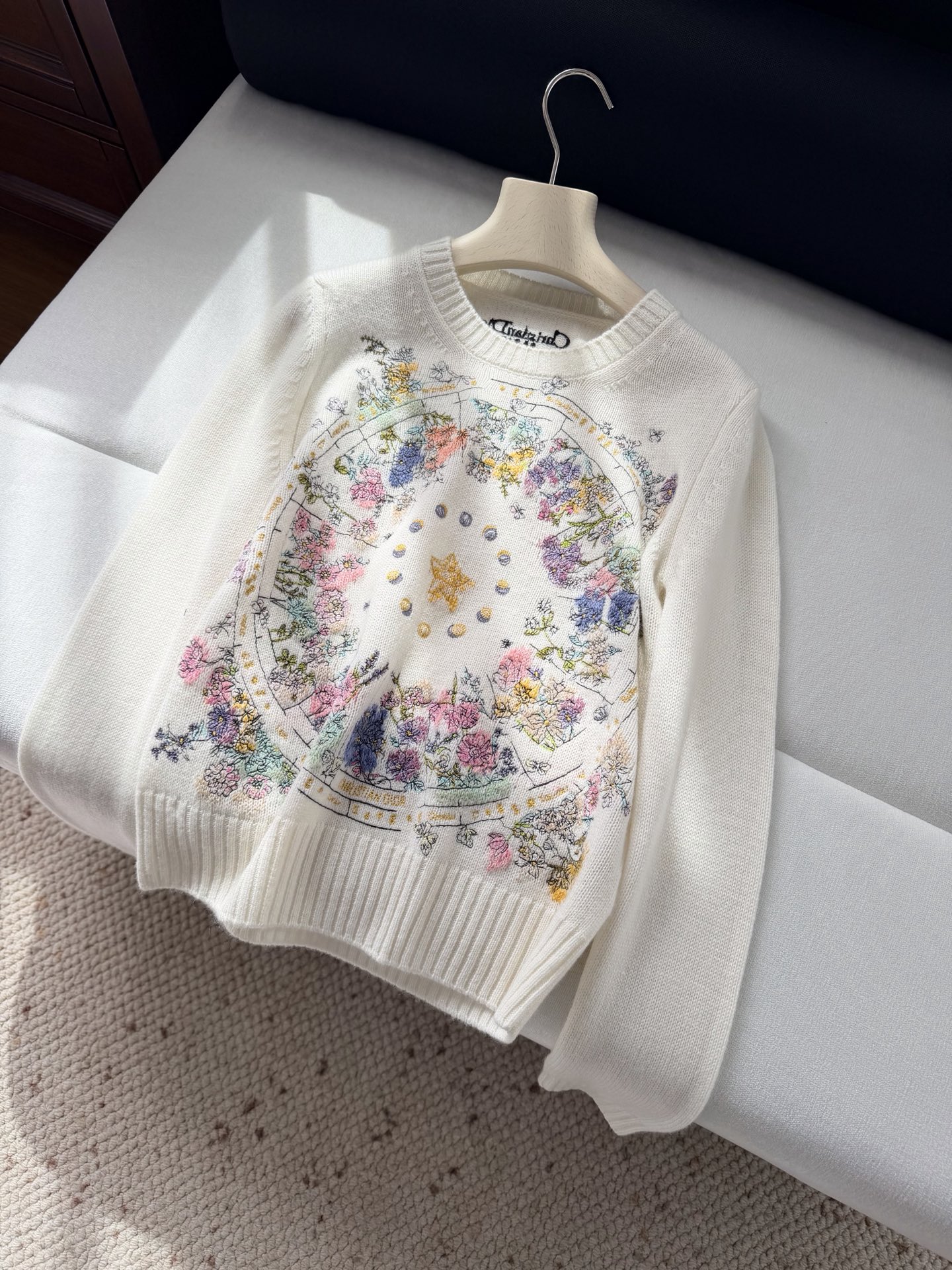 现货‼️‼️🛒款号8/花卉轮盘毛衣✨温柔而坚韧的针织之美，很像秘密花园里的梦境，让人一眼坠入繁花之境，羊