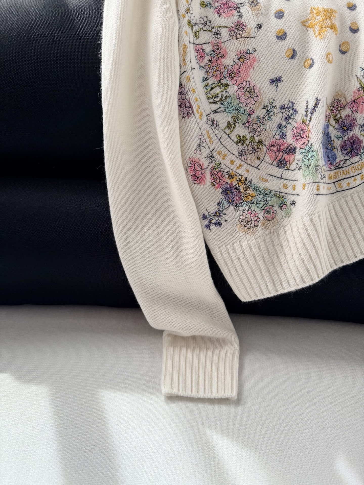 现货‼️‼️🛒款号8/花卉轮盘毛衣✨温柔而坚韧的针织之美，很像秘密花园里的梦境，让人一眼坠入繁花之境，羊