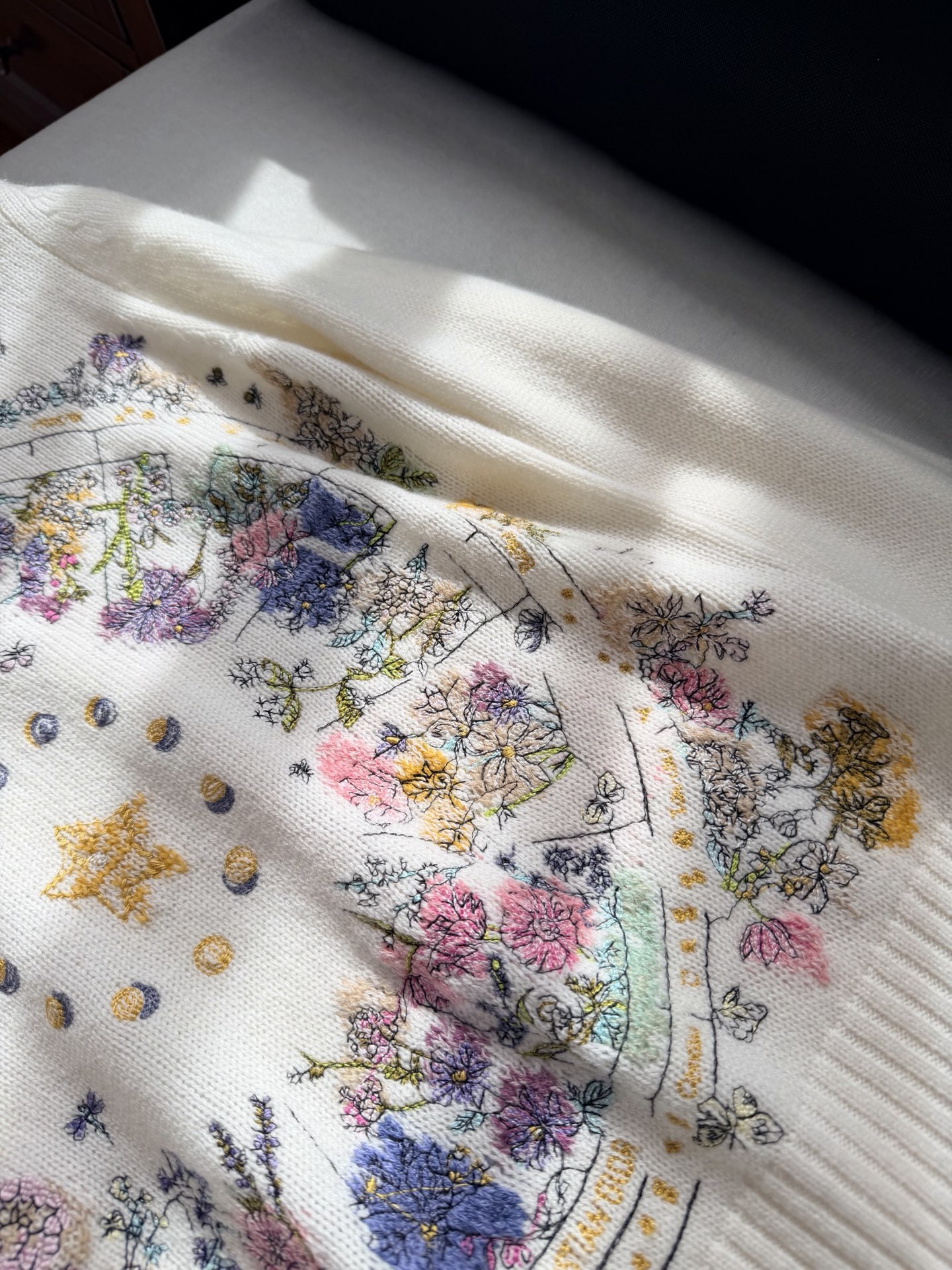 现货‼️‼️🛒款号8/花卉轮盘毛衣✨温柔而坚韧的针织之美，很像秘密花园里的梦境，让人一眼坠入繁花之境，羊