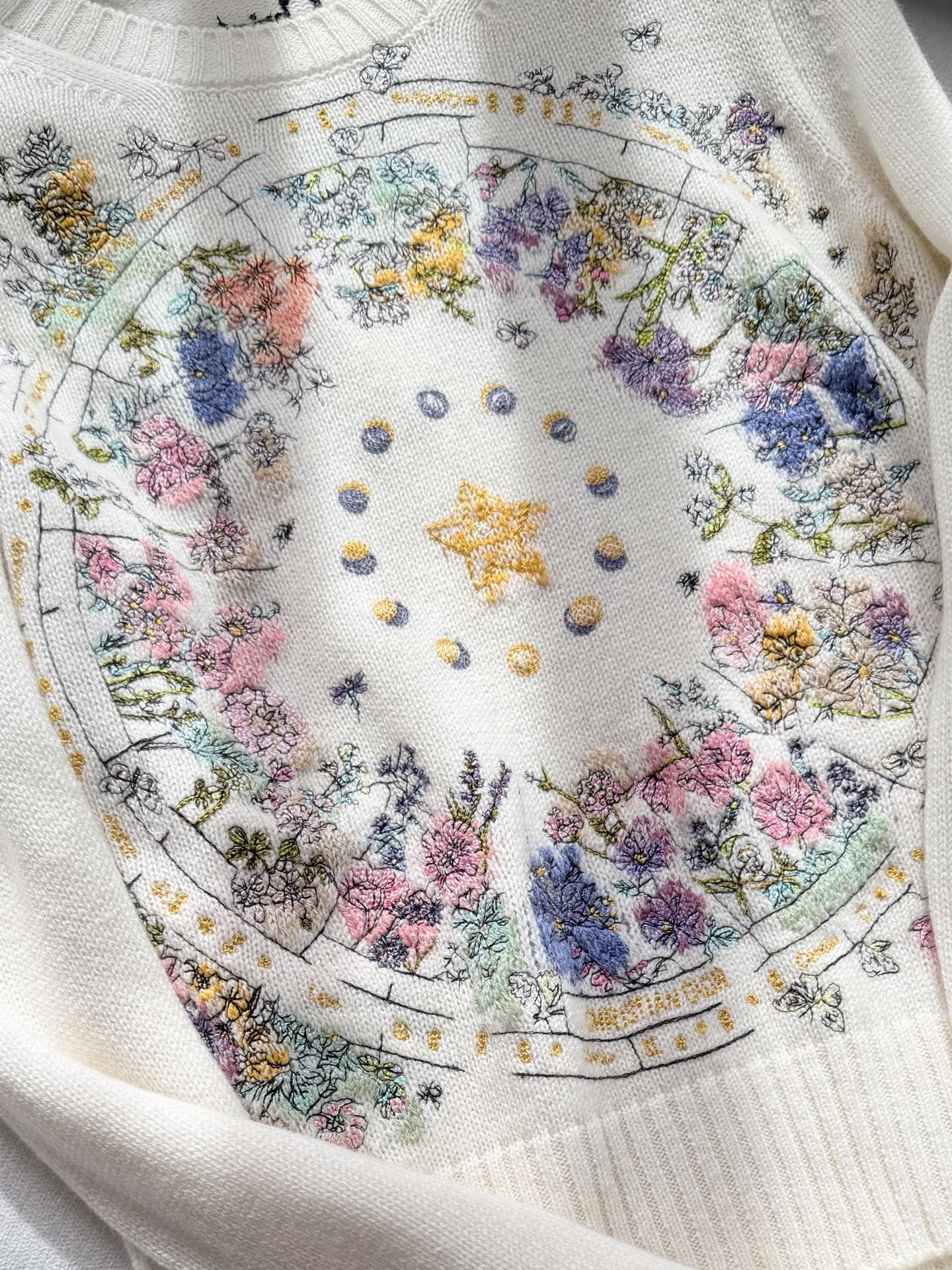 现货‼️‼️🛒款号8/花卉轮盘毛衣✨温柔而坚韧的针织之美，很像秘密花园里的梦境，让人一眼坠入繁花之境，羊