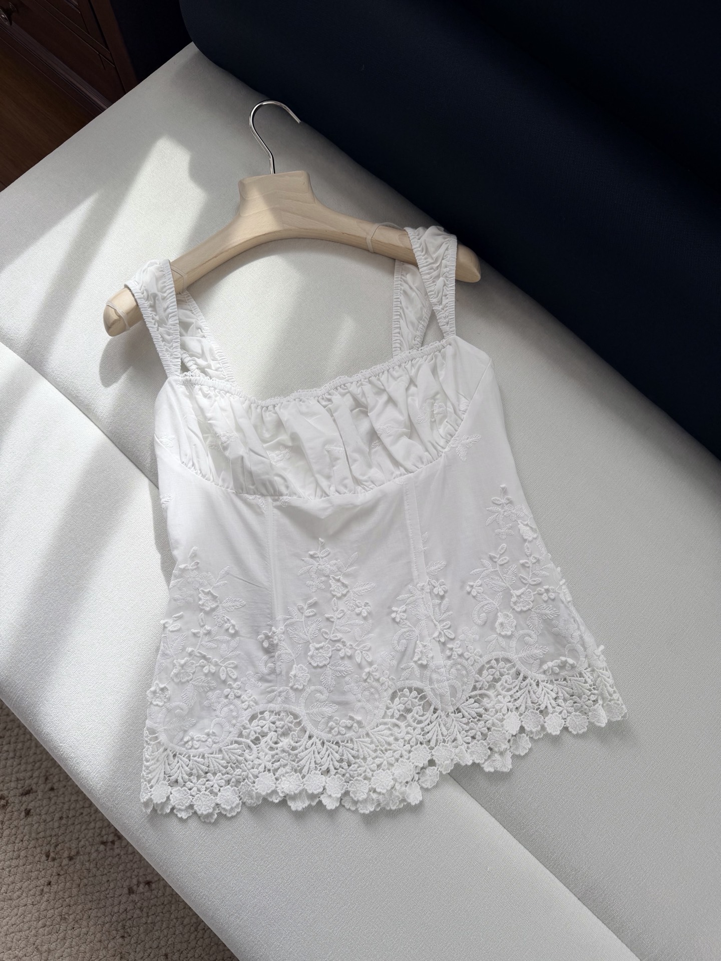 现货‼️‼️🛒款号W25/绣花吊带上衣✨100%巴黎纱棉质、全身定位刺绣花朵，饰有立体花卉细节，胸围松紧