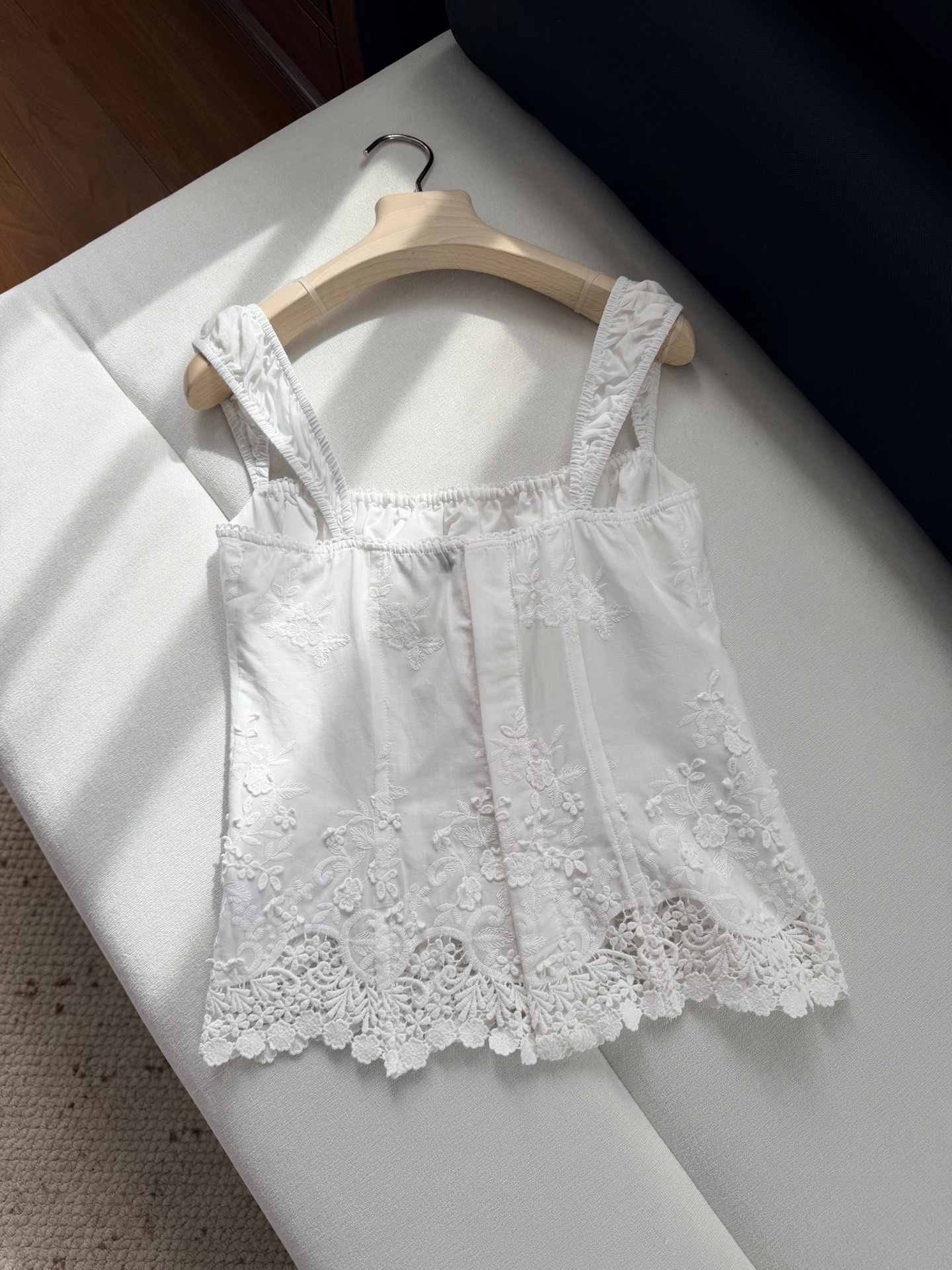 现货‼️‼️🛒款号W25/绣花吊带上衣✨100%巴黎纱棉质、全身定位刺绣花朵，饰有立体花卉细节，胸围松紧