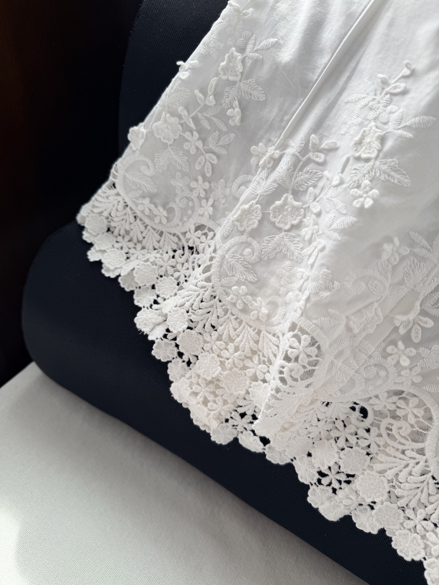 现货‼️‼️🛒款号W25/绣花吊带上衣✨100%巴黎纱棉质、全身定位刺绣花朵，饰有立体花卉细节，胸围松紧