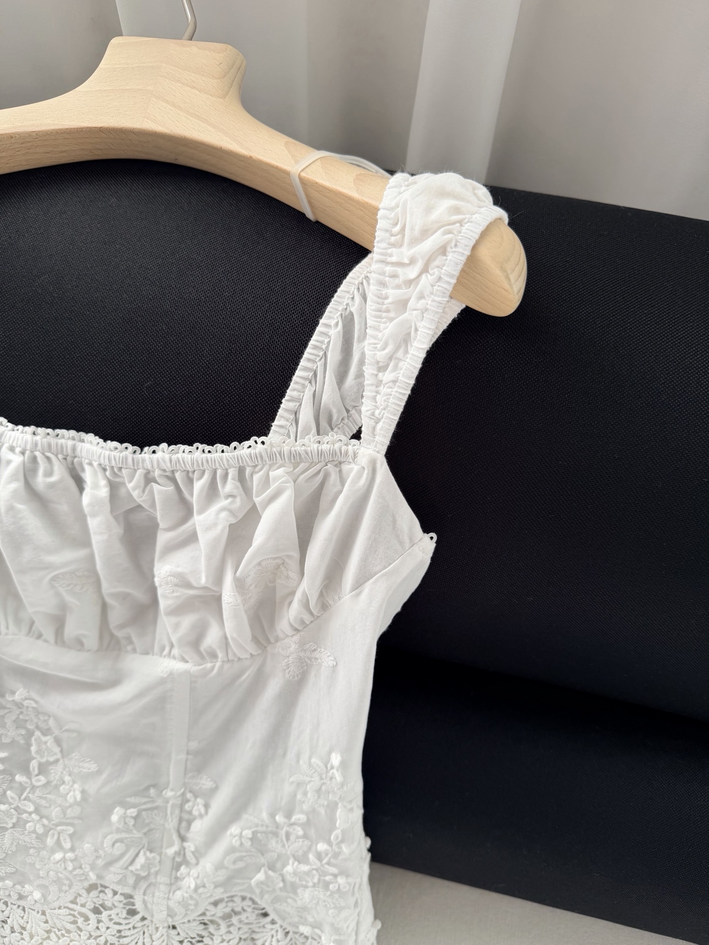 现货‼️‼️🛒款号W25/绣花吊带上衣✨100%巴黎纱棉质、全身定位刺绣花朵，饰有立体花卉细节，胸围松紧