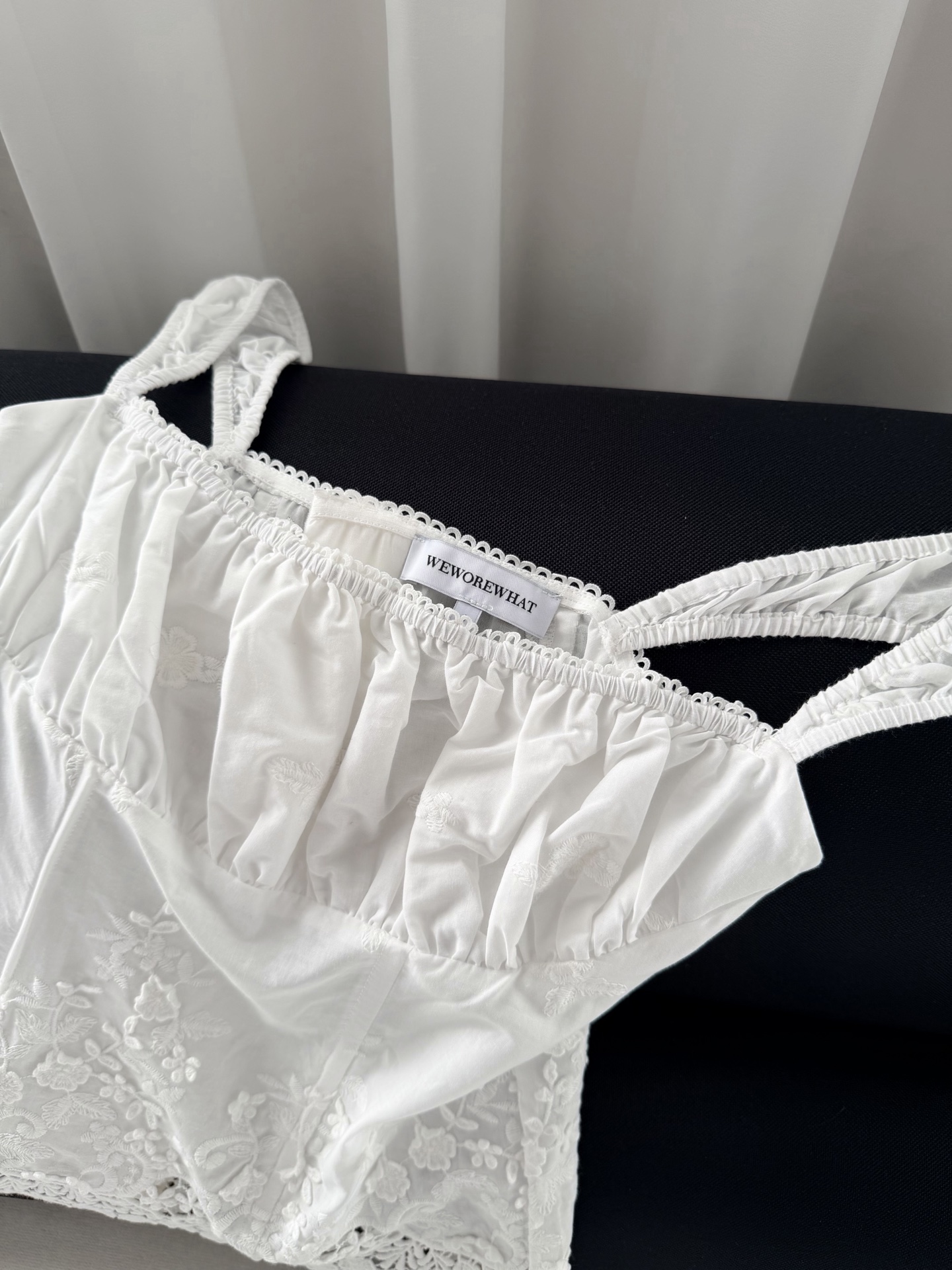 现货‼️‼️🛒款号W25/绣花吊带上衣✨100%巴黎纱棉质、全身定位刺绣花朵，饰有立体花卉细节，胸围松紧