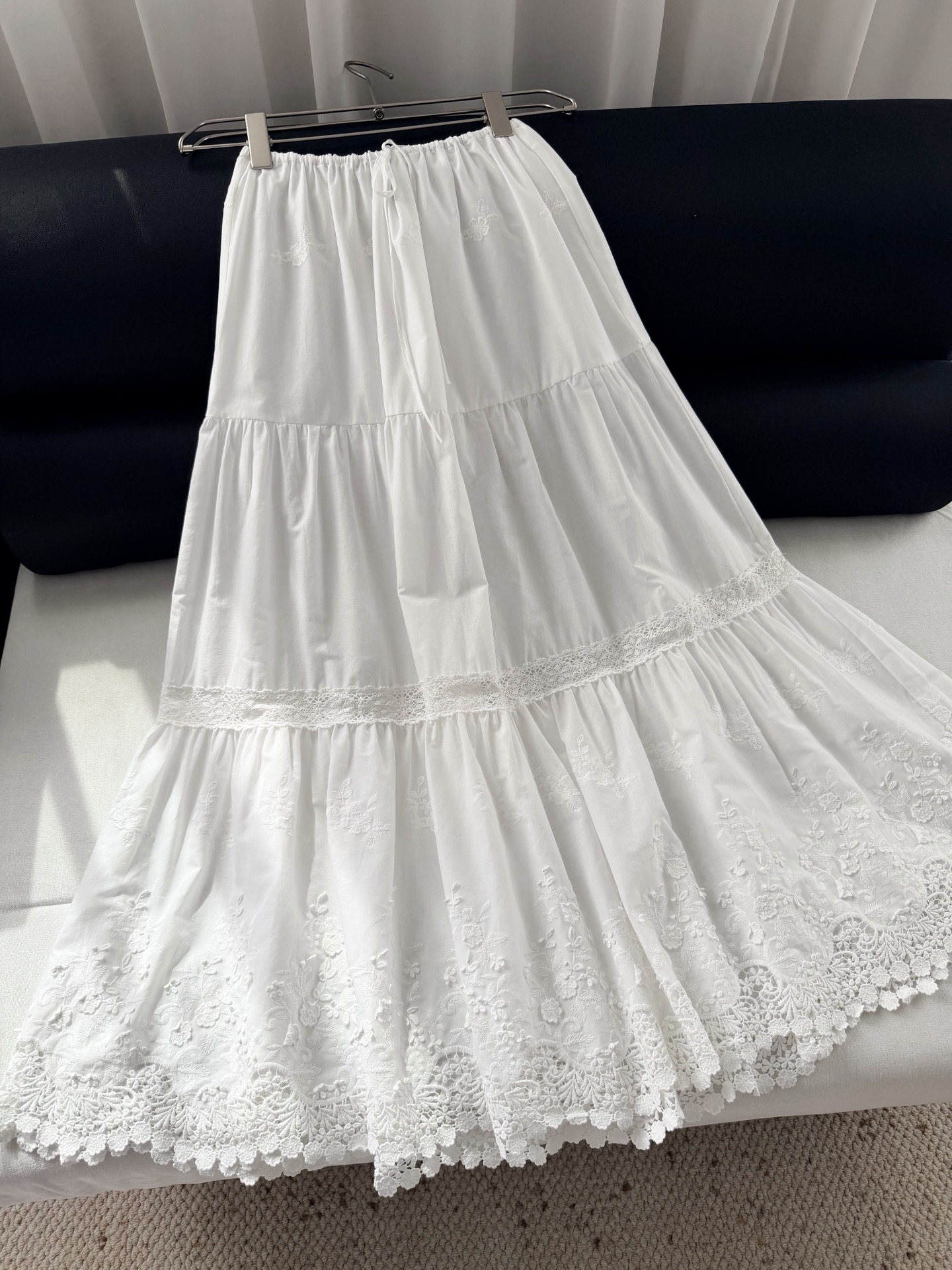 现货‼️‼️🛒款号W2507/绣花长半裙✨100%巴黎纱棉质、A字廓形、裙摆自然坠落，全身定位刺绣花朵，