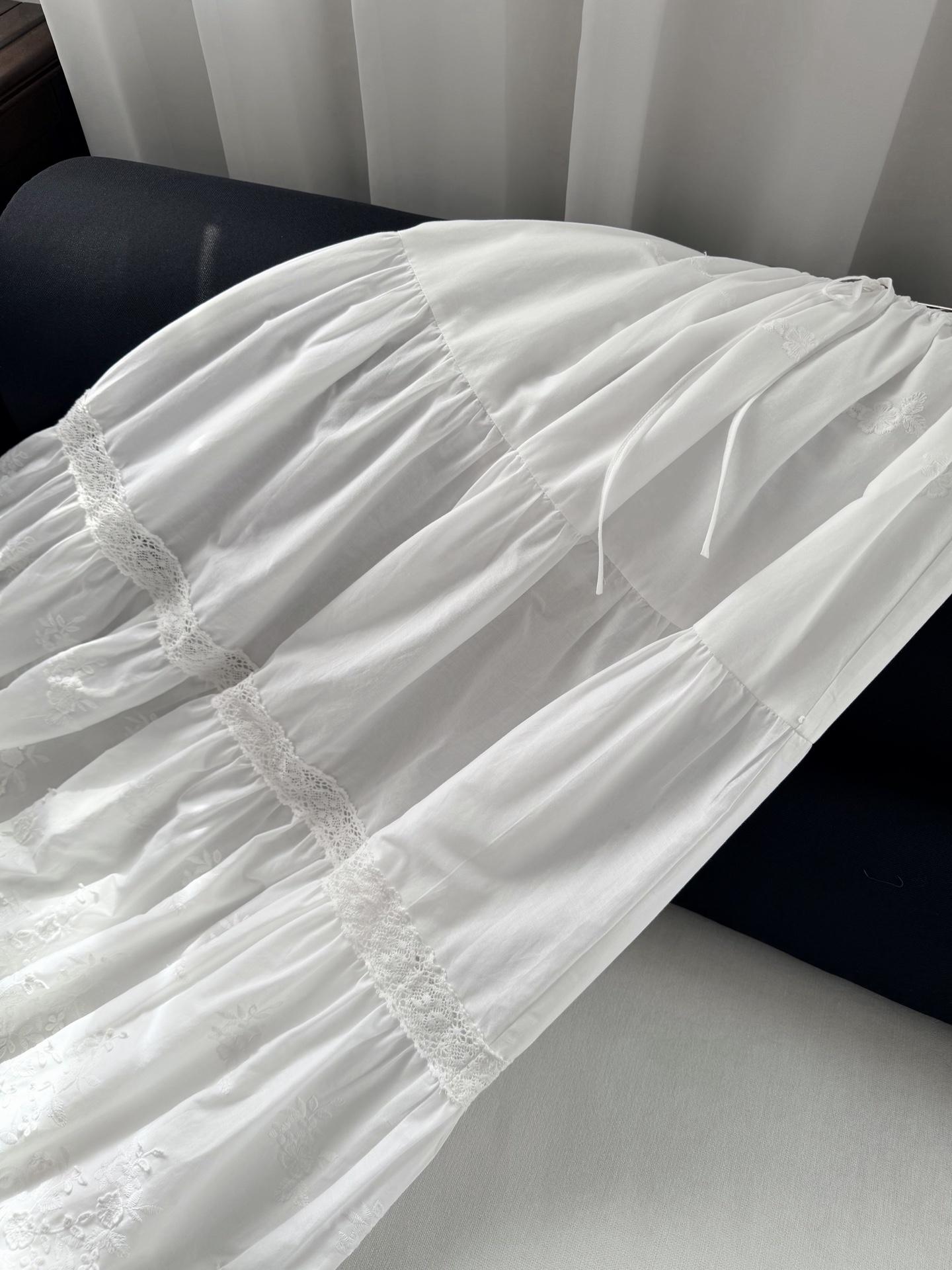 现货‼️‼️🛒款号W2507/绣花长半裙✨100%巴黎纱棉质、A字廓形、裙摆自然坠落，全身定位刺绣花朵，