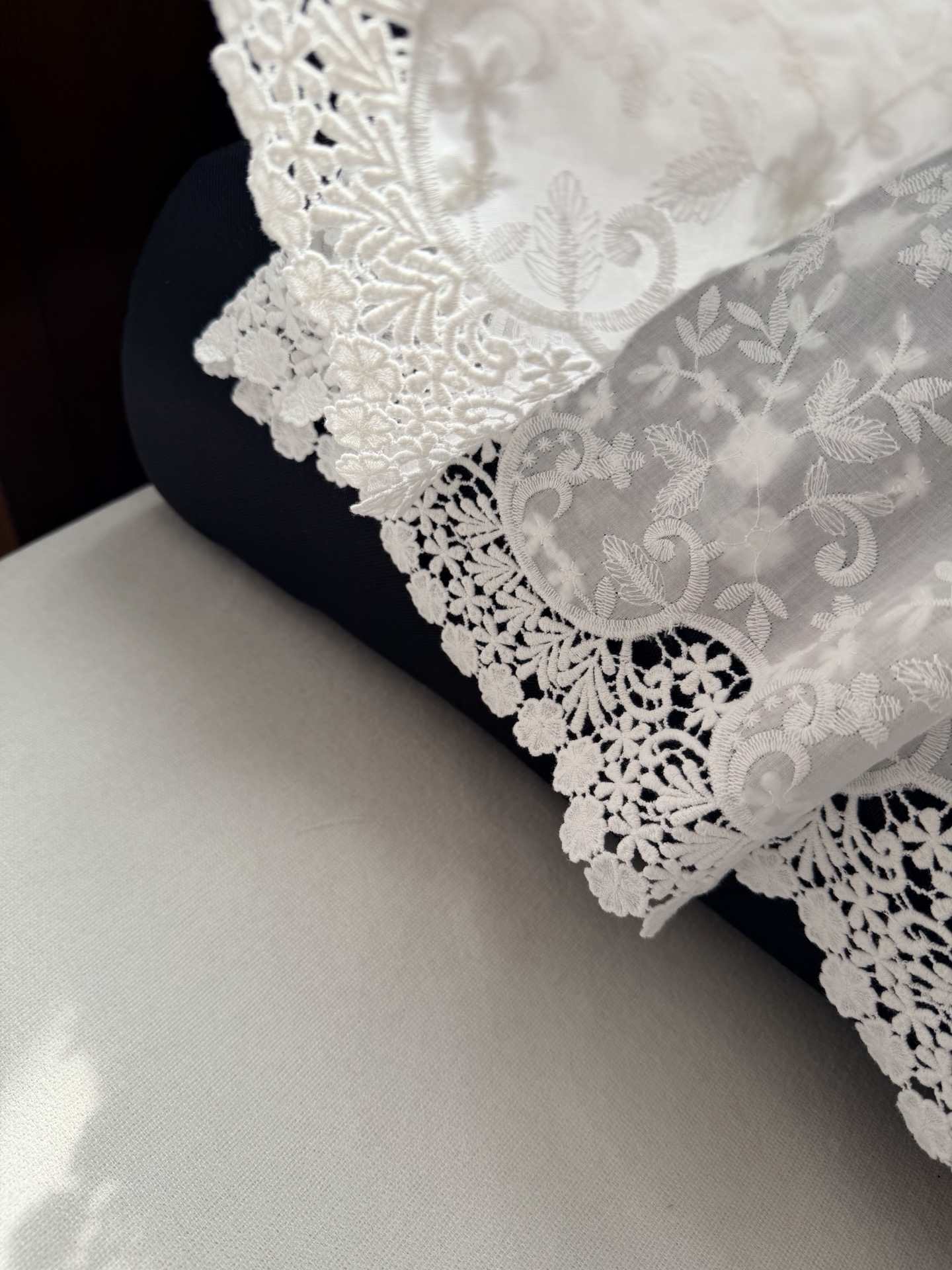 现货‼️‼️🛒款号W2507/绣花长半裙✨100%巴黎纱棉质、A字廓形、裙摆自然坠落，全身定位刺绣花朵，