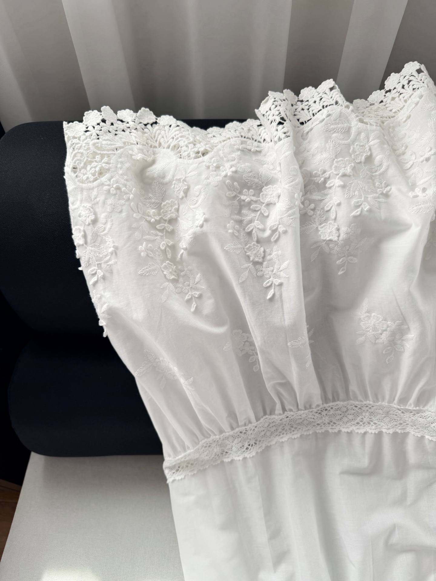 现货‼️‼️🛒款号W2507/绣花长半裙✨100%巴黎纱棉质、A字廓形、裙摆自然坠落，全身定位刺绣花朵，