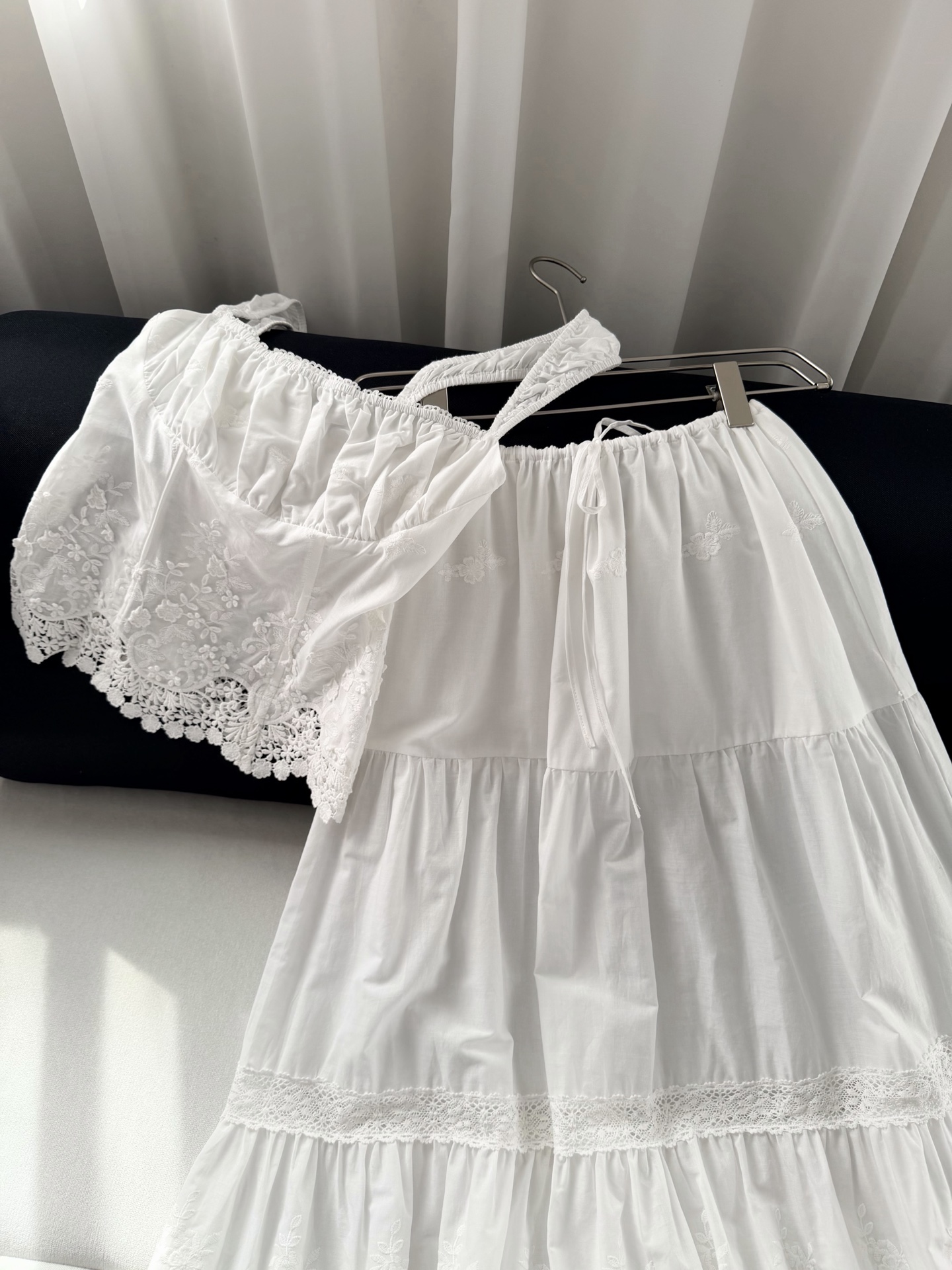 现货‼️‼️🛒款号W2507/绣花长半裙✨100%巴黎纱棉质、A字廓形、裙摆自然坠落，全身定位刺绣花朵，