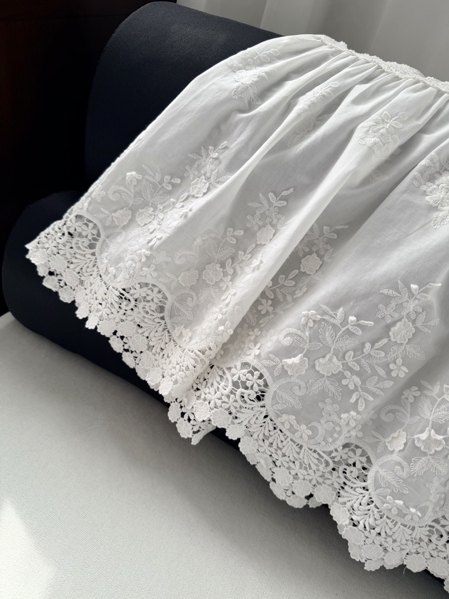 现货‼️‼️🛒款号W2507/绣花长半裙✨100%巴黎纱棉质、A字廓形、裙摆自然坠落，全身定位刺绣花朵，