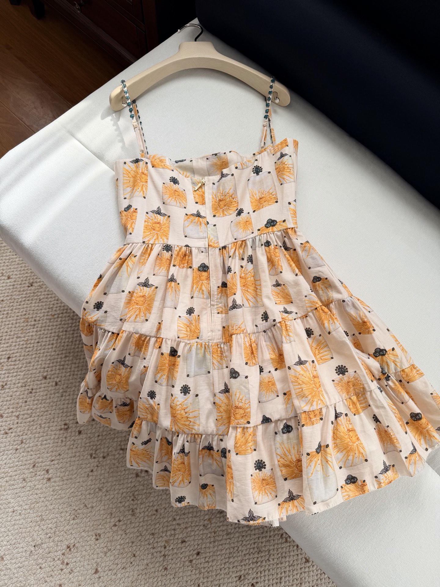 现货‼️‼️🛒款号320/肩钉珠吊带连衣裙✨亚麻真丝材质，非常透气舒适，在用料上讲究原生环保，使用鲜艳的