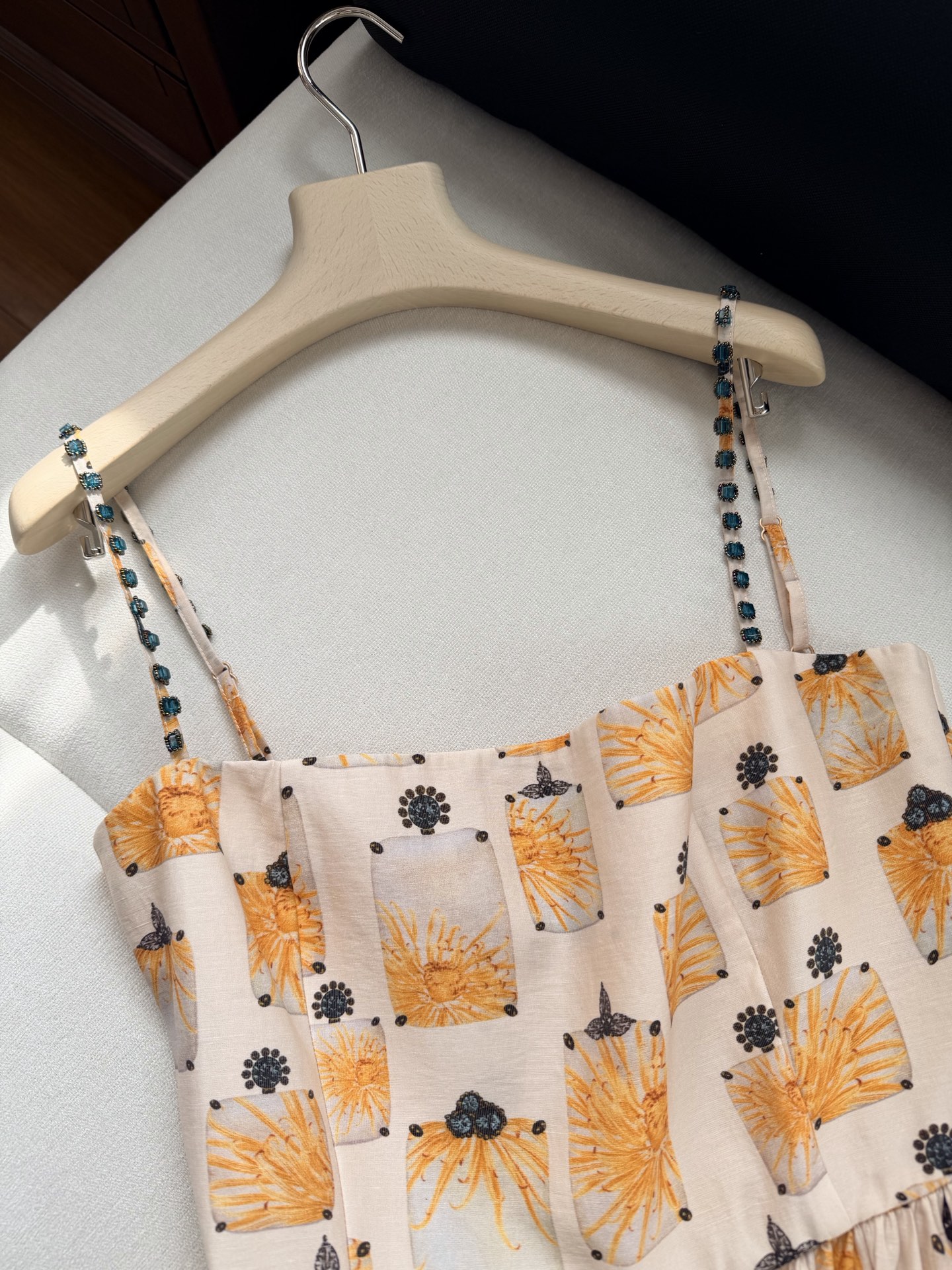 现货‼️‼️🛒款号320/肩钉珠吊带连衣裙✨亚麻真丝材质，非常透气舒适，在用料上讲究原生环保，使用鲜艳的