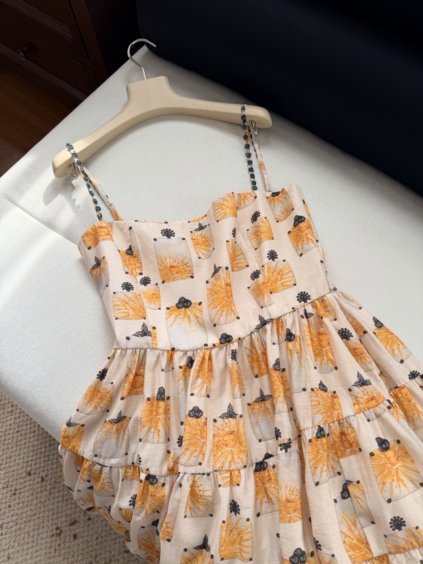 现货‼️‼️🛒款号320/肩钉珠吊带连衣裙✨亚麻真丝材质，非常透气舒适，在用料上讲究原生环保，使用鲜艳的