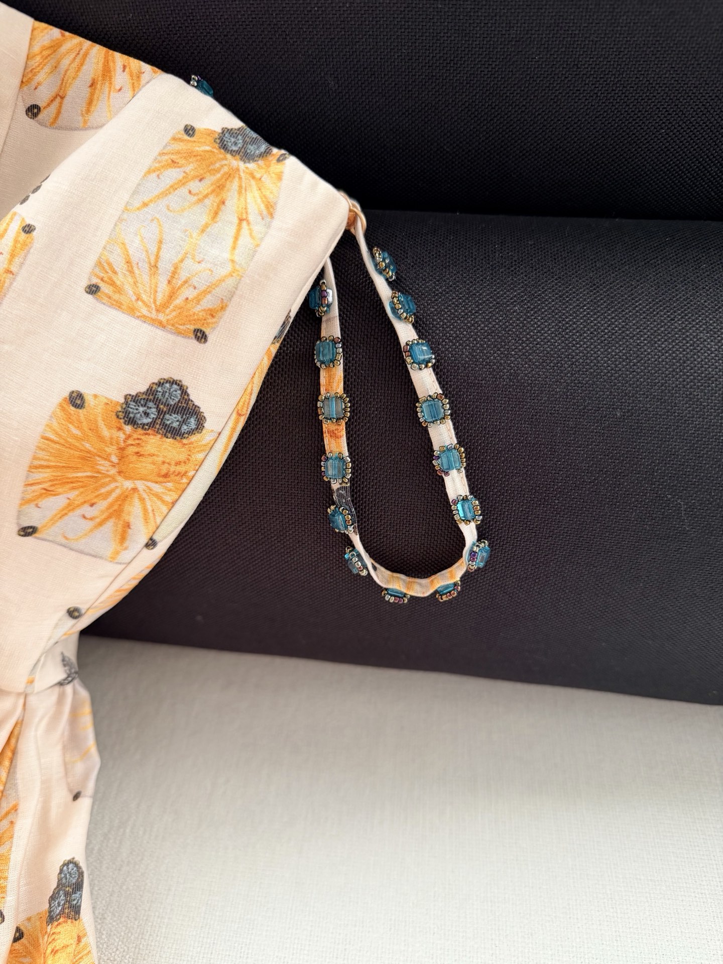 现货‼️‼️🛒款号320/肩钉珠吊带连衣裙✨亚麻真丝材质，非常透气舒适，在用料上讲究原生环保，使用鲜艳的