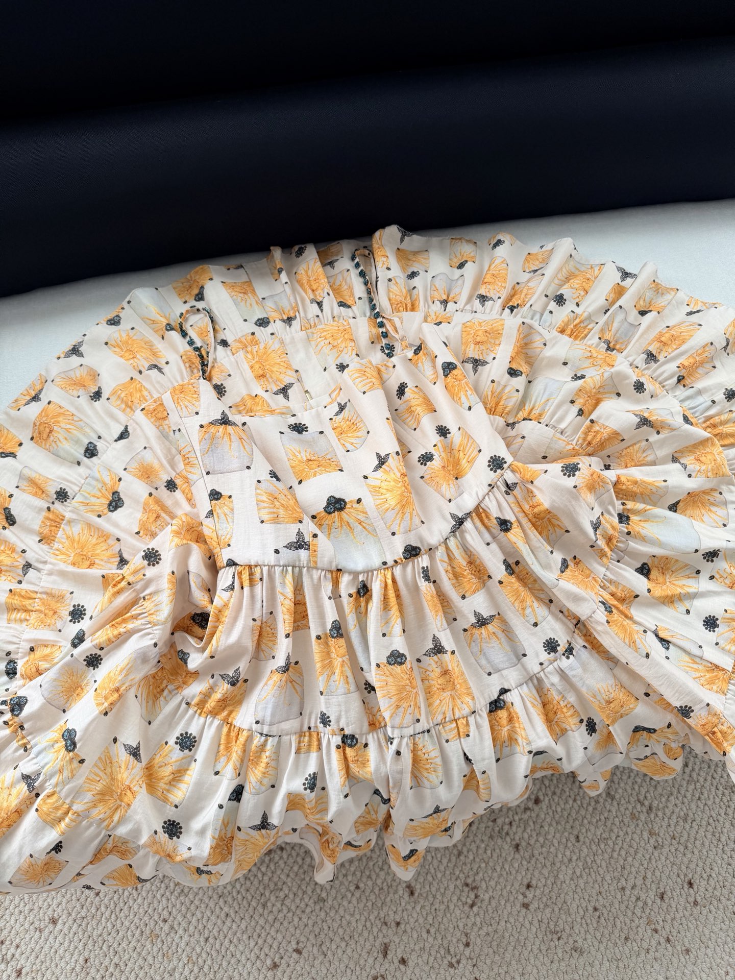 现货‼️‼️🛒款号320/肩钉珠吊带连衣裙✨亚麻真丝材质，非常透气舒适，在用料上讲究原生环保，使用鲜艳的