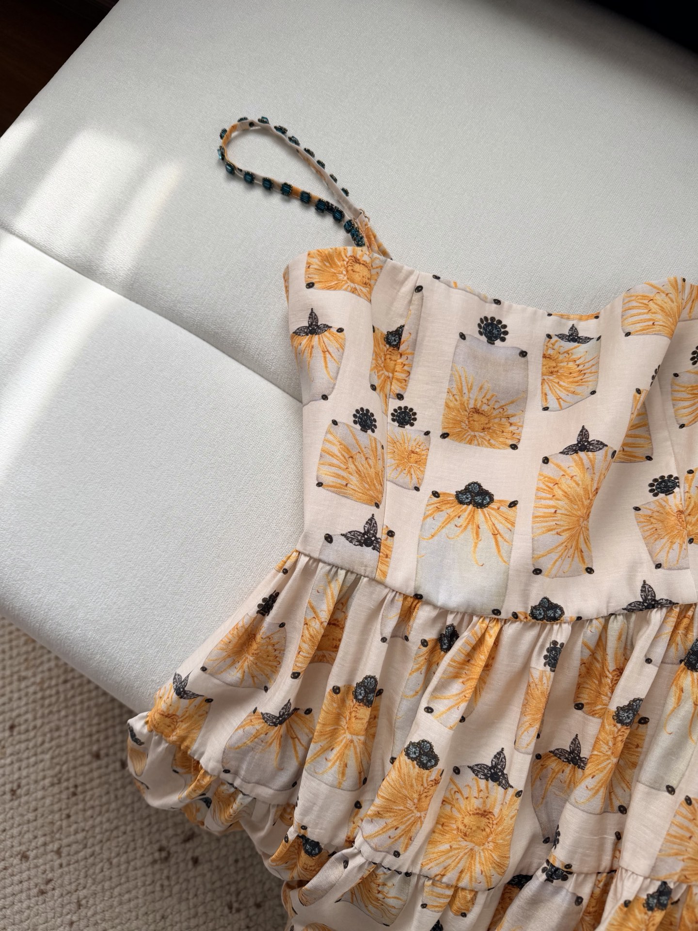 现货‼️‼️🛒款号320/肩钉珠吊带连衣裙✨亚麻真丝材质，非常透气舒适，在用料上讲究原生环保，使用鲜艳的