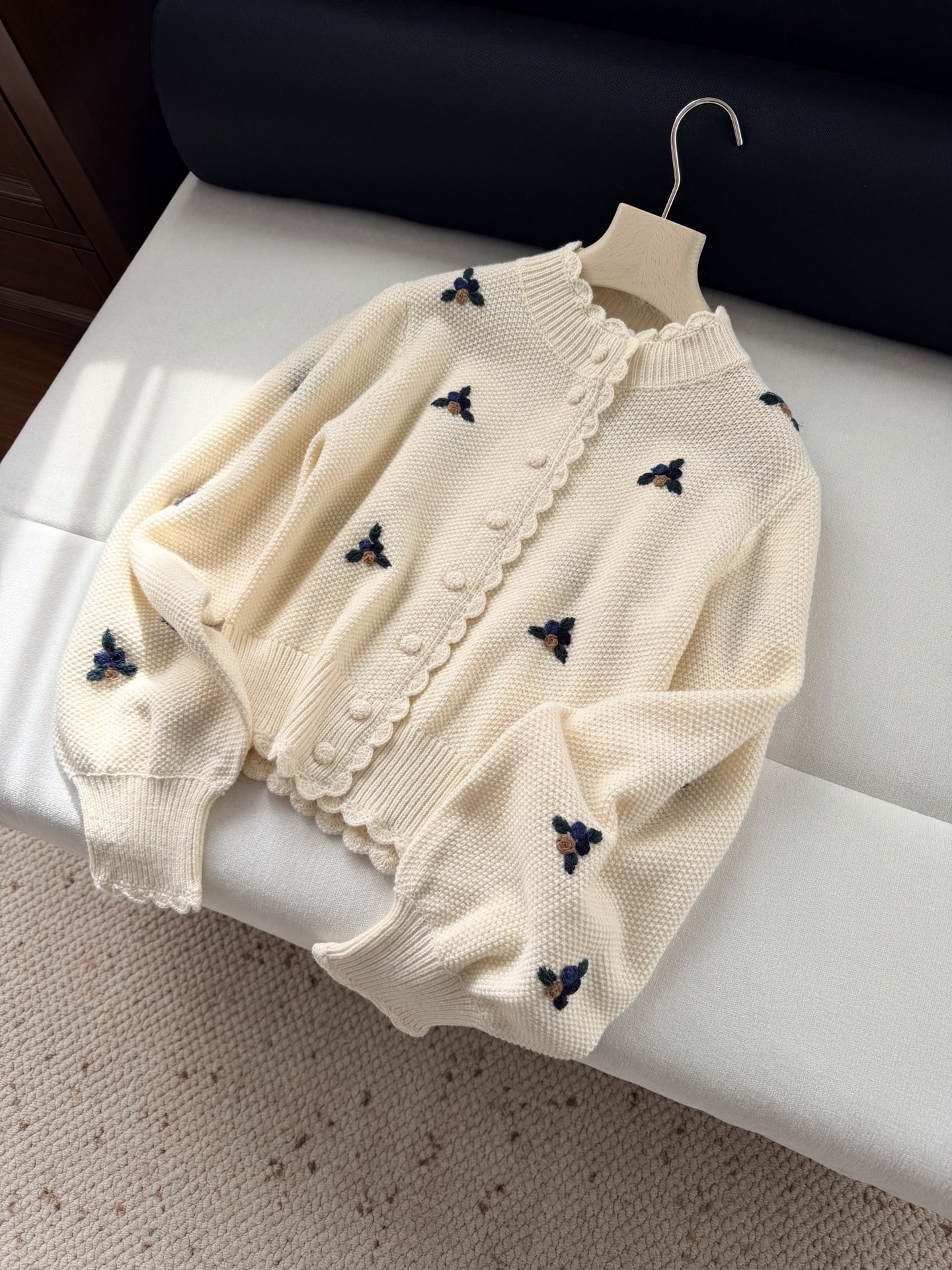 现货‼️‼️🛒款号902/手工坊花卉针织衫✨风格很鲜明的重工艺Agua，依旧是招牌手工细节，不管是连衣裙