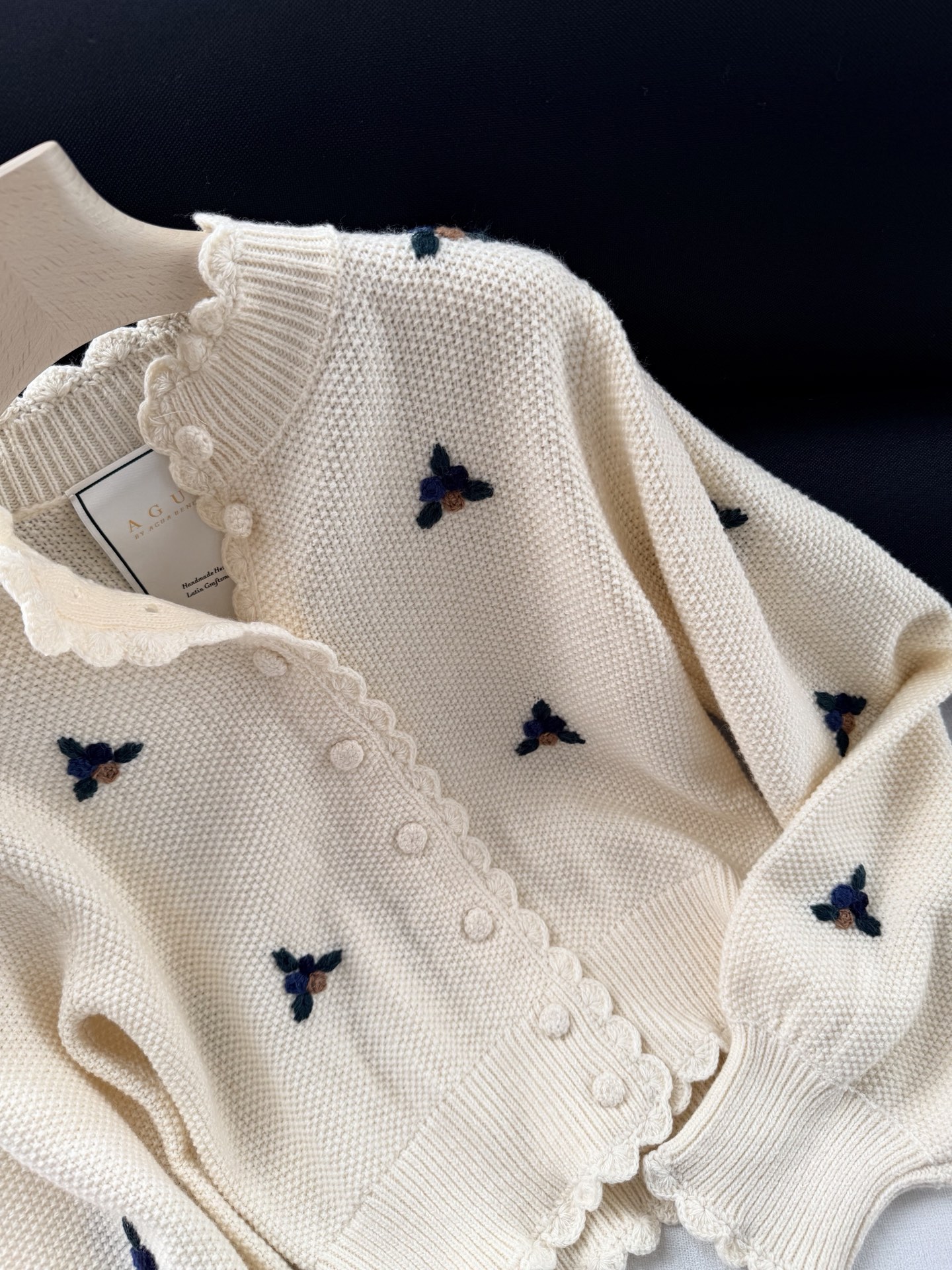 现货‼️‼️🛒款号902/手工坊花卉针织衫✨风格很鲜明的重工艺Agua，依旧是招牌手工细节，不管是连衣裙