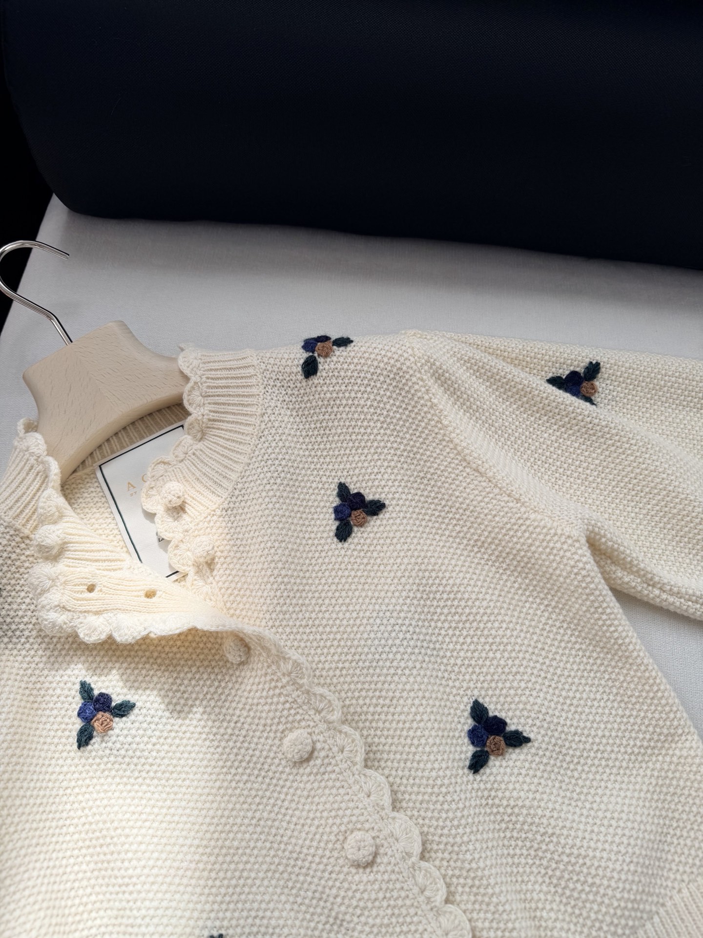 现货‼️‼️🛒款号902/手工坊花卉针织衫✨风格很鲜明的重工艺Agua，依旧是招牌手工细节，不管是连衣裙