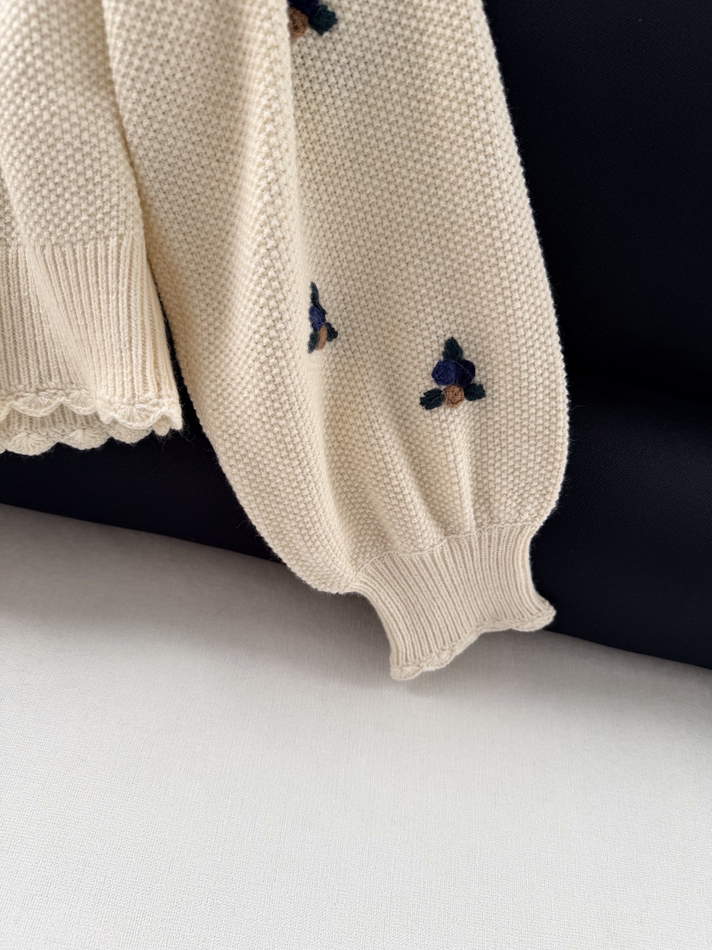 现货‼️‼️🛒款号902/手工坊花卉针织衫✨风格很鲜明的重工艺Agua，依旧是招牌手工细节，不管是连衣裙