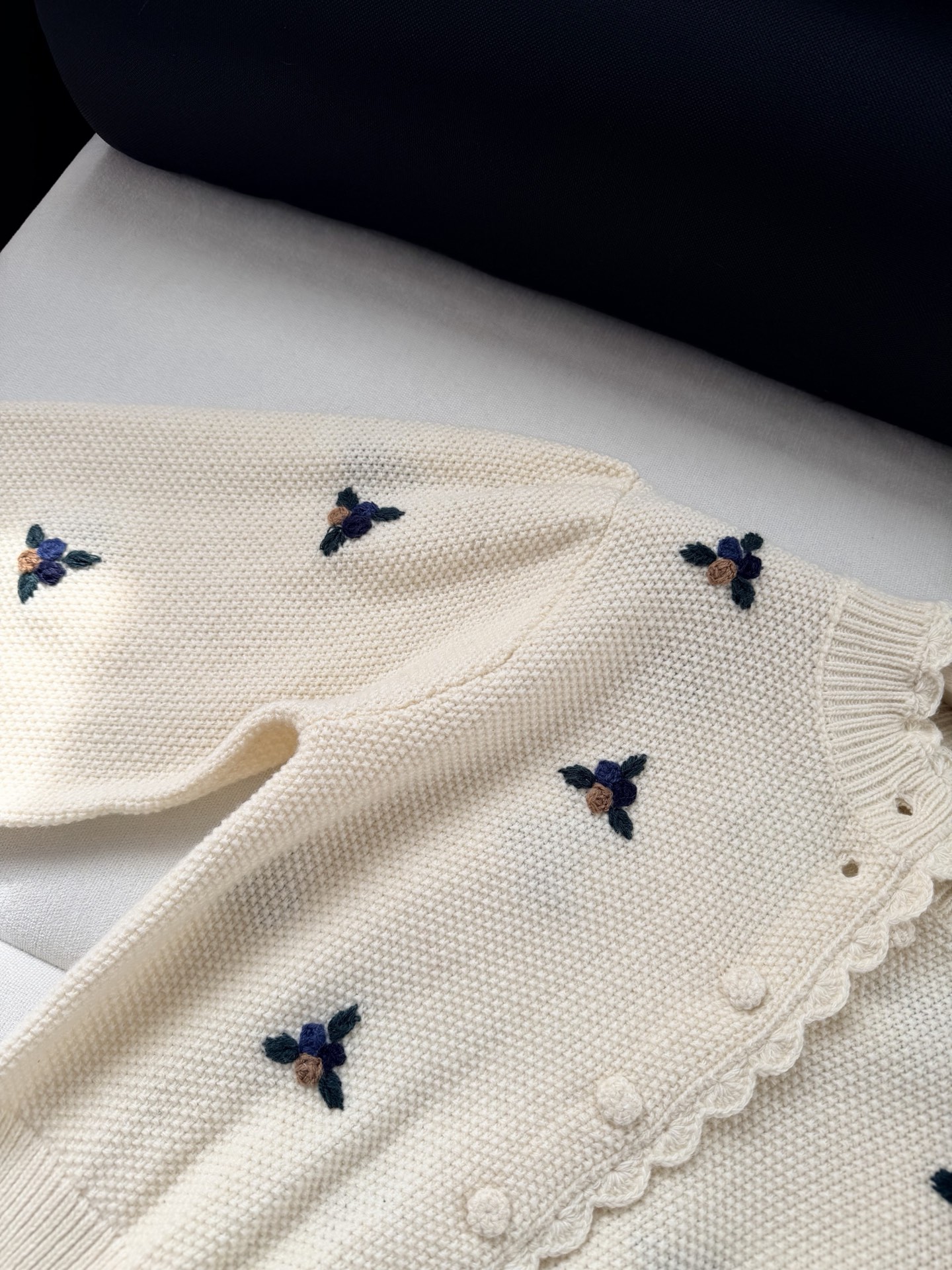 现货‼️‼️🛒款号902/手工坊花卉针织衫✨风格很鲜明的重工艺Agua，依旧是招牌手工细节，不管是连衣裙