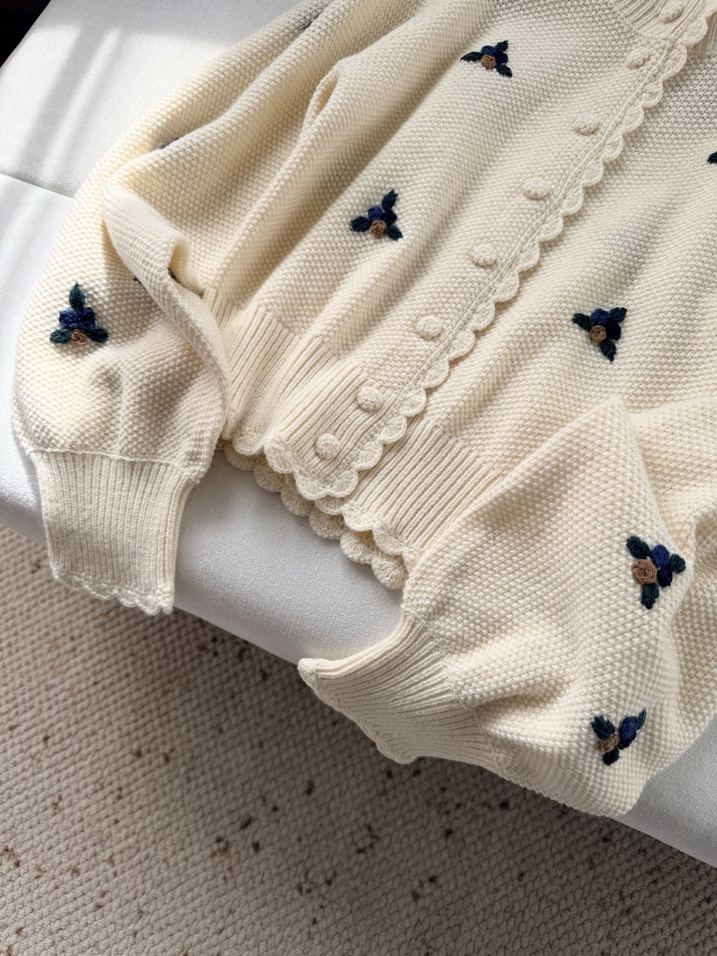 现货‼️‼️🛒款号902/手工坊花卉针织衫✨风格很鲜明的重工艺Agua，依旧是招牌手工细节，不管是连衣裙