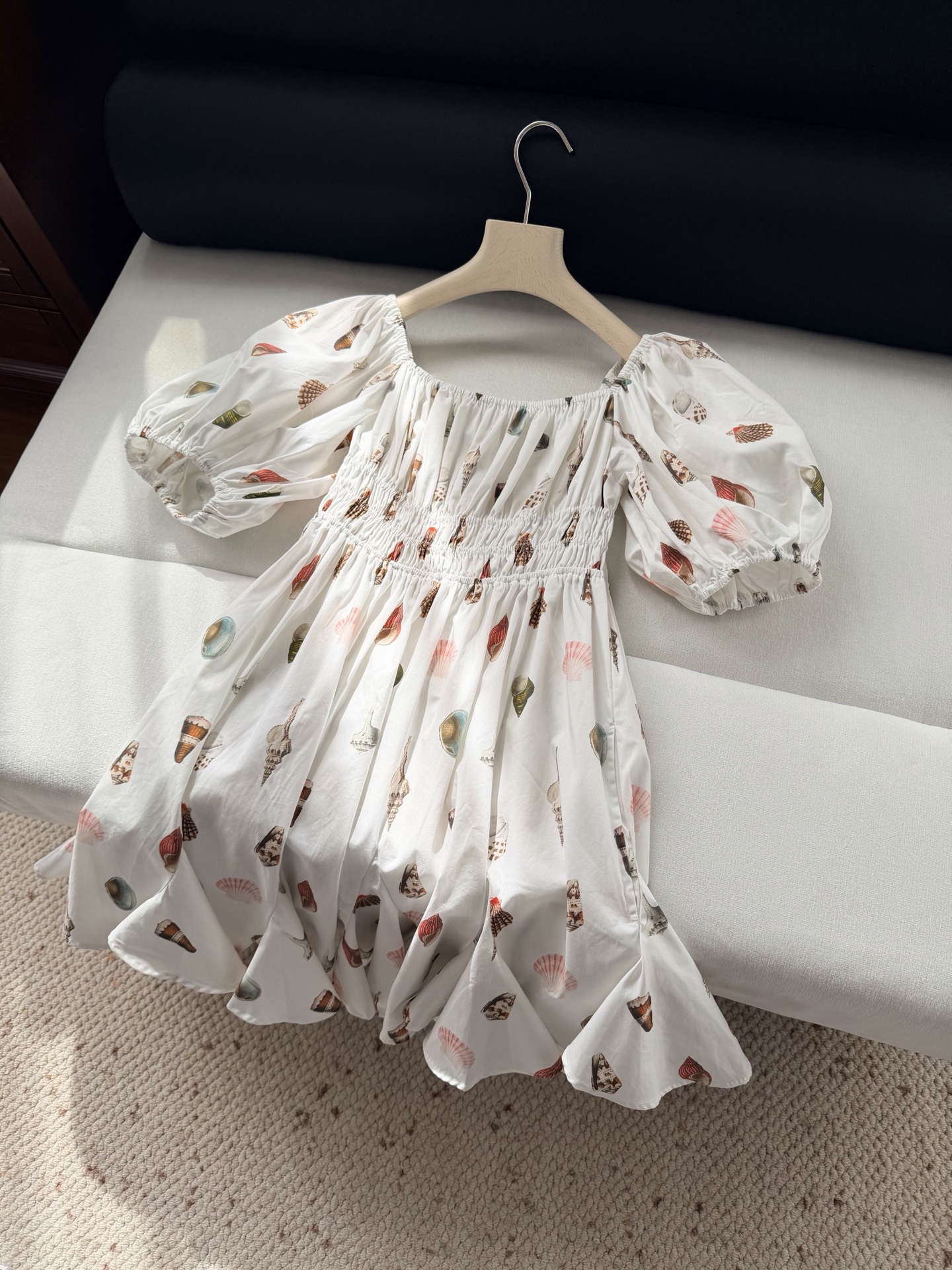 现货‼️‼️/海螺连衣裙✨法式方领弹力抽褶，泡泡袖贝壳🐚印花，上身清冷中带着浪漫气息的自由感，给人一种“