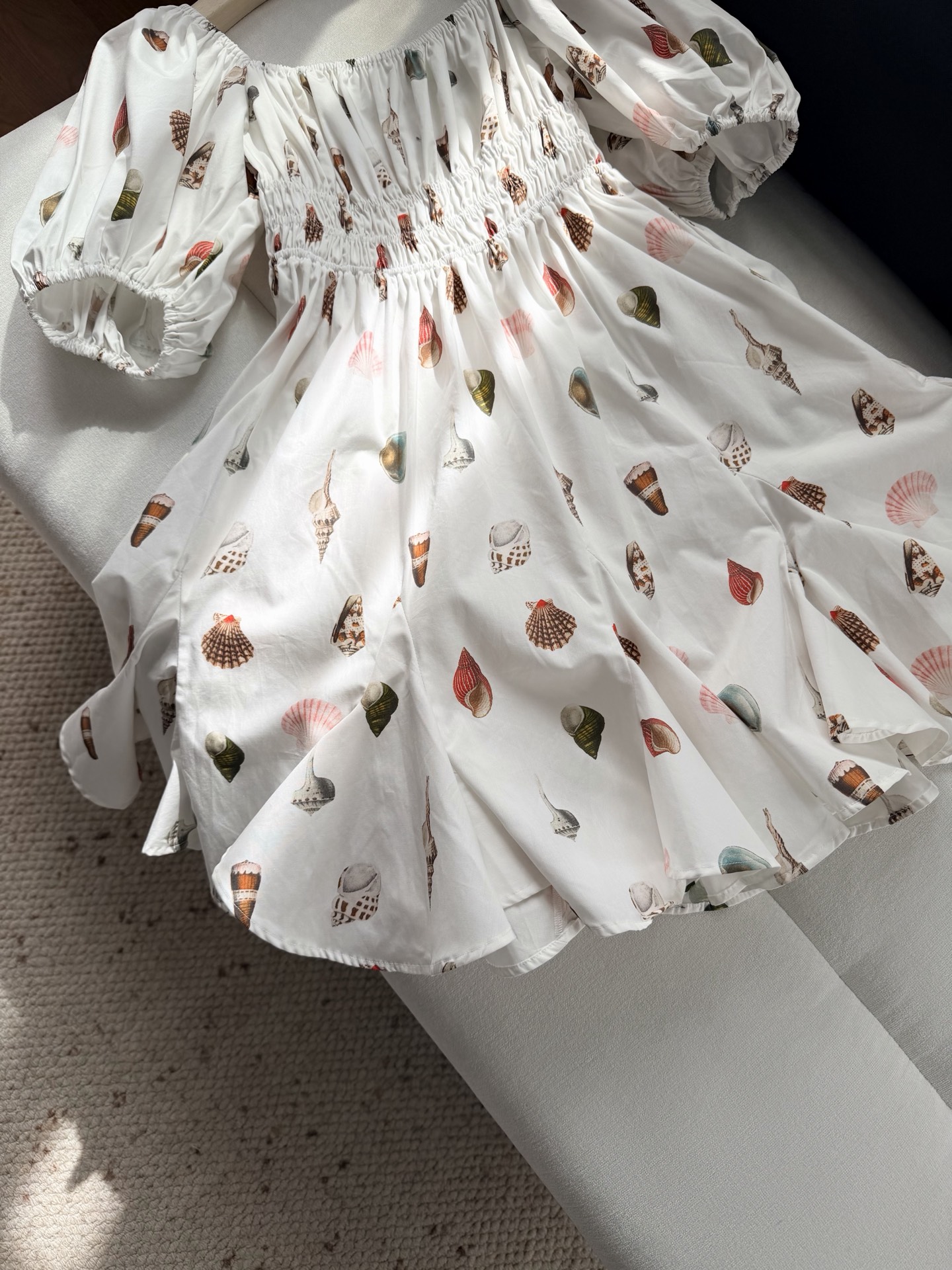 现货‼️‼️/海螺连衣裙✨法式方领弹力抽褶，泡泡袖贝壳🐚印花，上身清冷中带着浪漫气息的自由感，给人一种“