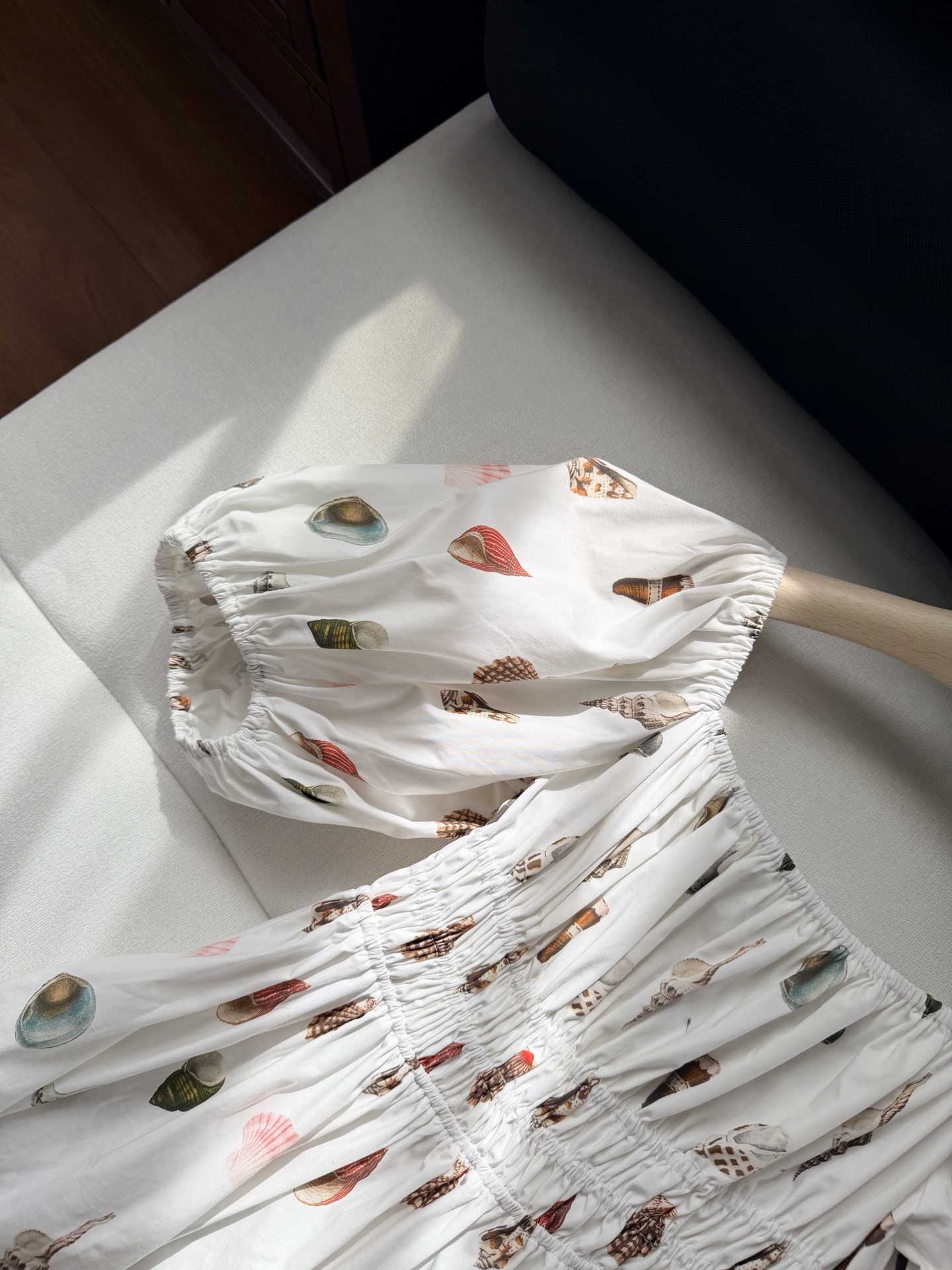 现货‼️‼️/海螺连衣裙✨法式方领弹力抽褶，泡泡袖贝壳🐚印花，上身清冷中带着浪漫气息的自由感，给人一种“