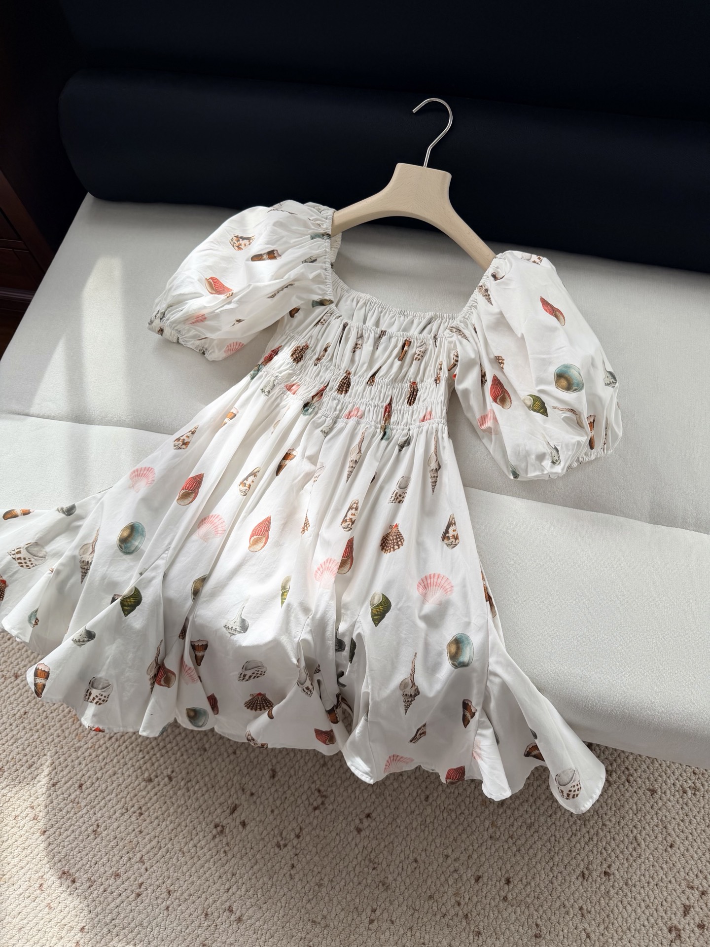 现货‼️‼️/海螺连衣裙✨法式方领弹力抽褶，泡泡袖贝壳🐚印花，上身清冷中带着浪漫气息的自由感，给人一种“