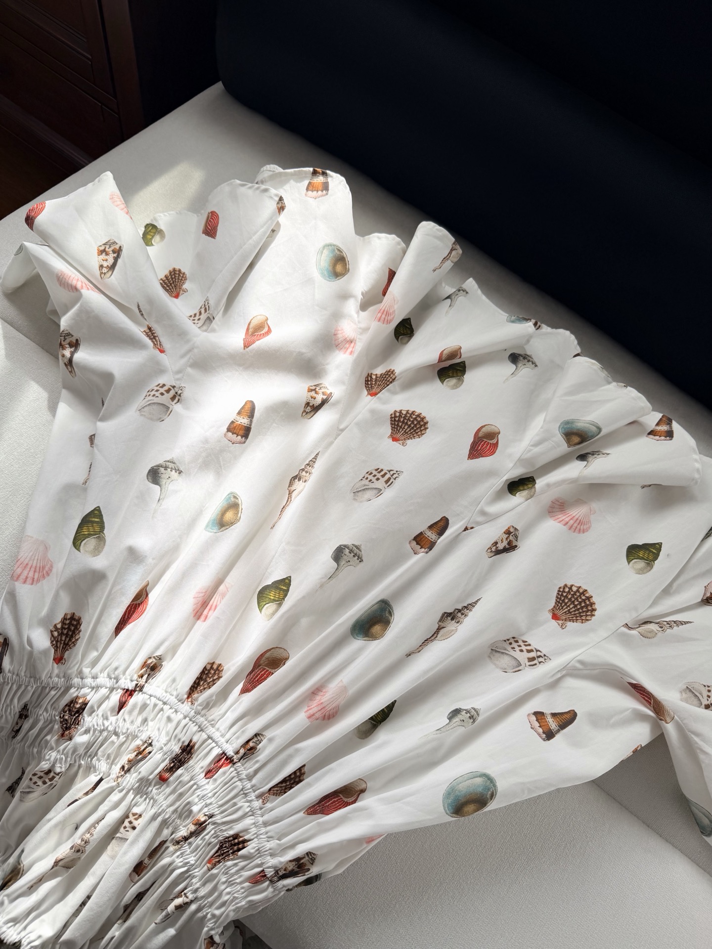 现货‼️‼️/海螺连衣裙✨法式方领弹力抽褶，泡泡袖贝壳🐚印花，上身清冷中带着浪漫气息的自由感，给人一种“