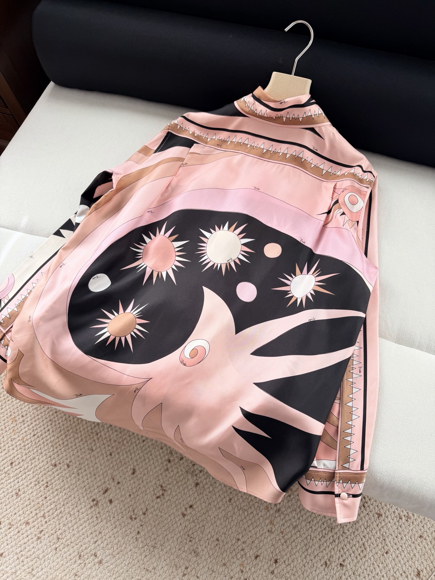 现货‼️‼️Stella定位真丝衬衫✨重磅19姆米斜纹真丝，饰有Stella大理石纹全幅定位花位，翻领、