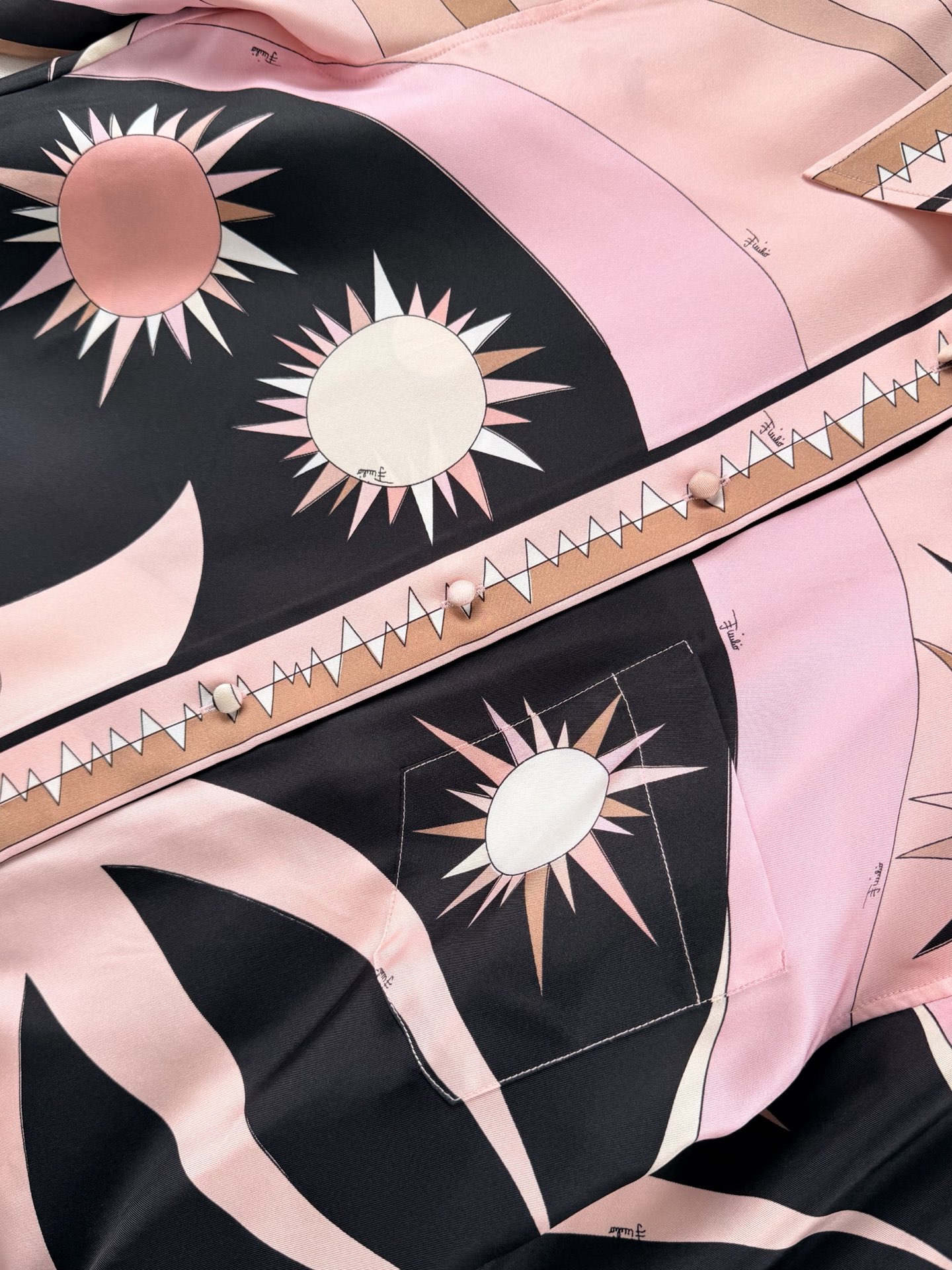 现货‼️‼️Stella定位真丝衬衫✨重磅19姆米斜纹真丝，饰有Stella大理石纹全幅定位花位，翻领、