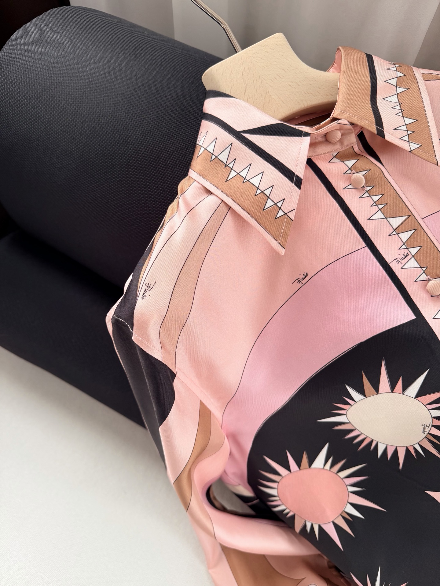 现货‼️‼️Stella定位真丝衬衫✨重磅19姆米斜纹真丝，饰有Stella大理石纹全幅定位花位，翻领、