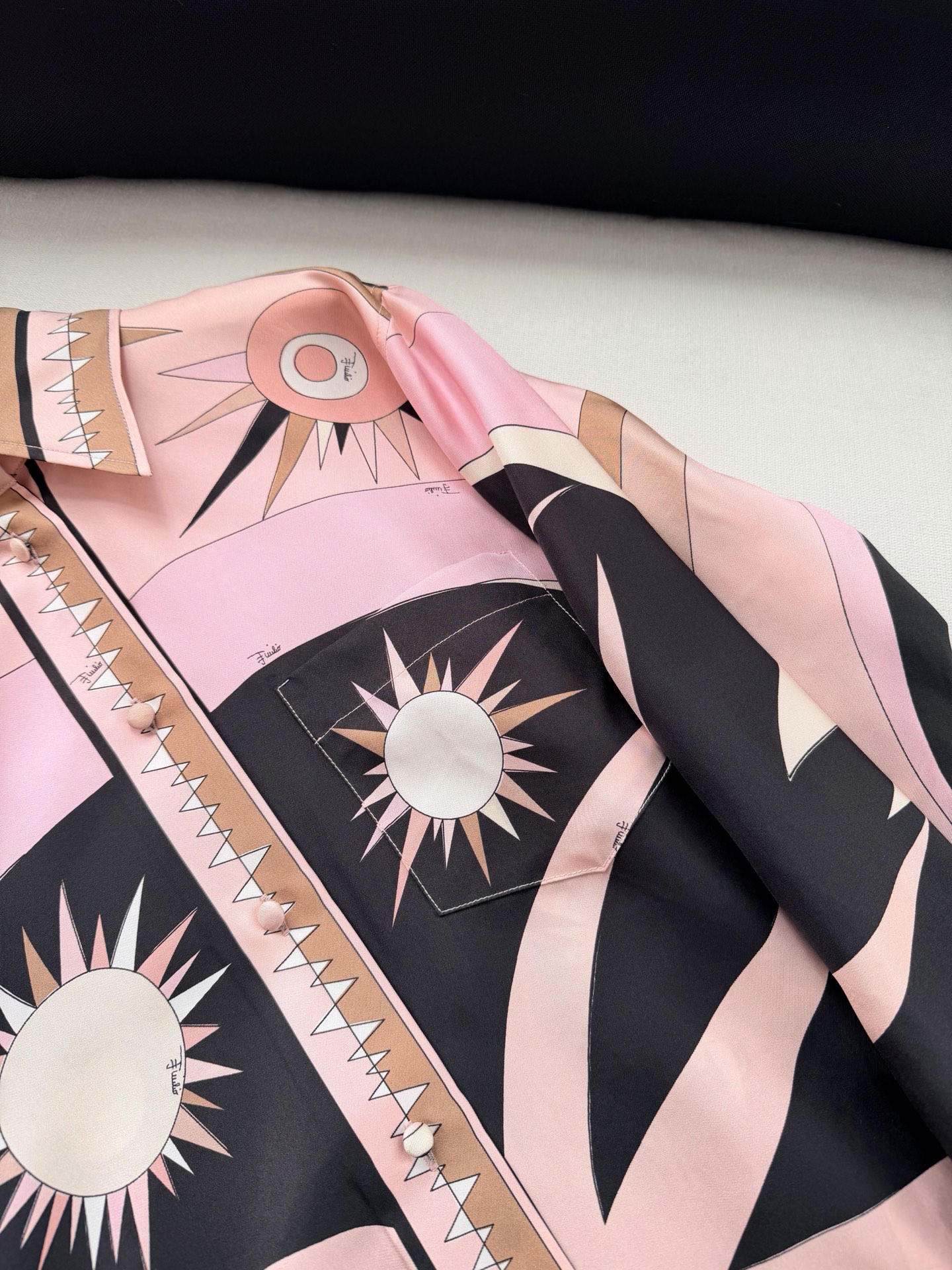 现货‼️‼️Stella定位真丝衬衫✨重磅19姆米斜纹真丝，饰有Stella大理石纹全幅定位花位，翻领、